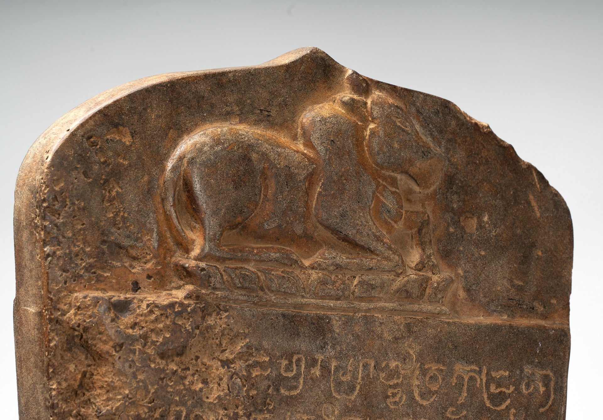 Stele sanscrito in pietra in stile khmer antico con Nandi - 57 cm / 23 "