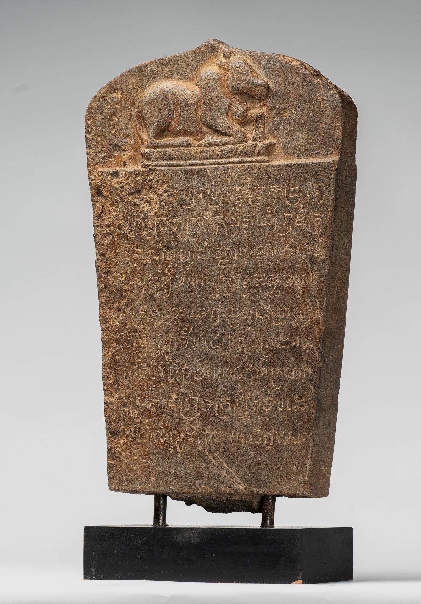 Stele sanscrito in pietra in stile khmer antico con Nandi - 57 cm / 23 "