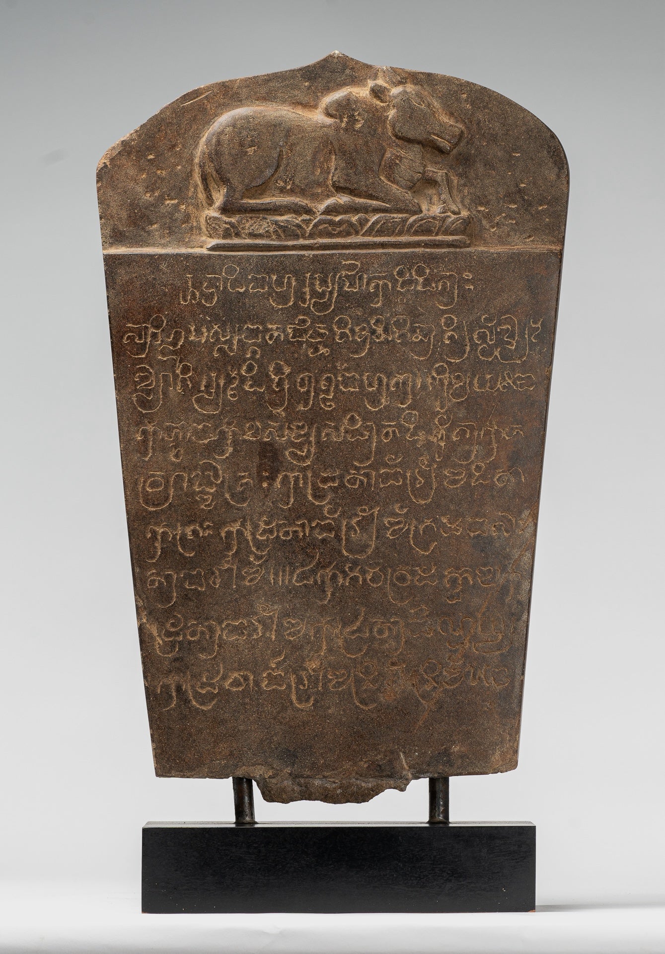 Stele sanscrito in pietra in stile khmer antico con Nandi - 57 cm / 23 "