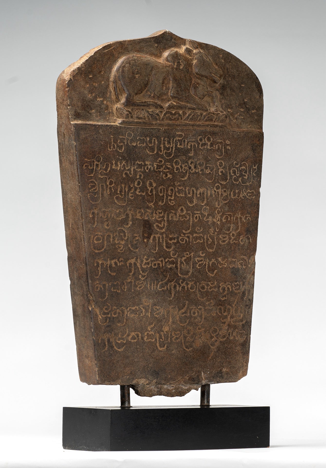 Stele sanscrito in pietra in stile khmer antico con Nandi - 57 cm / 23 "