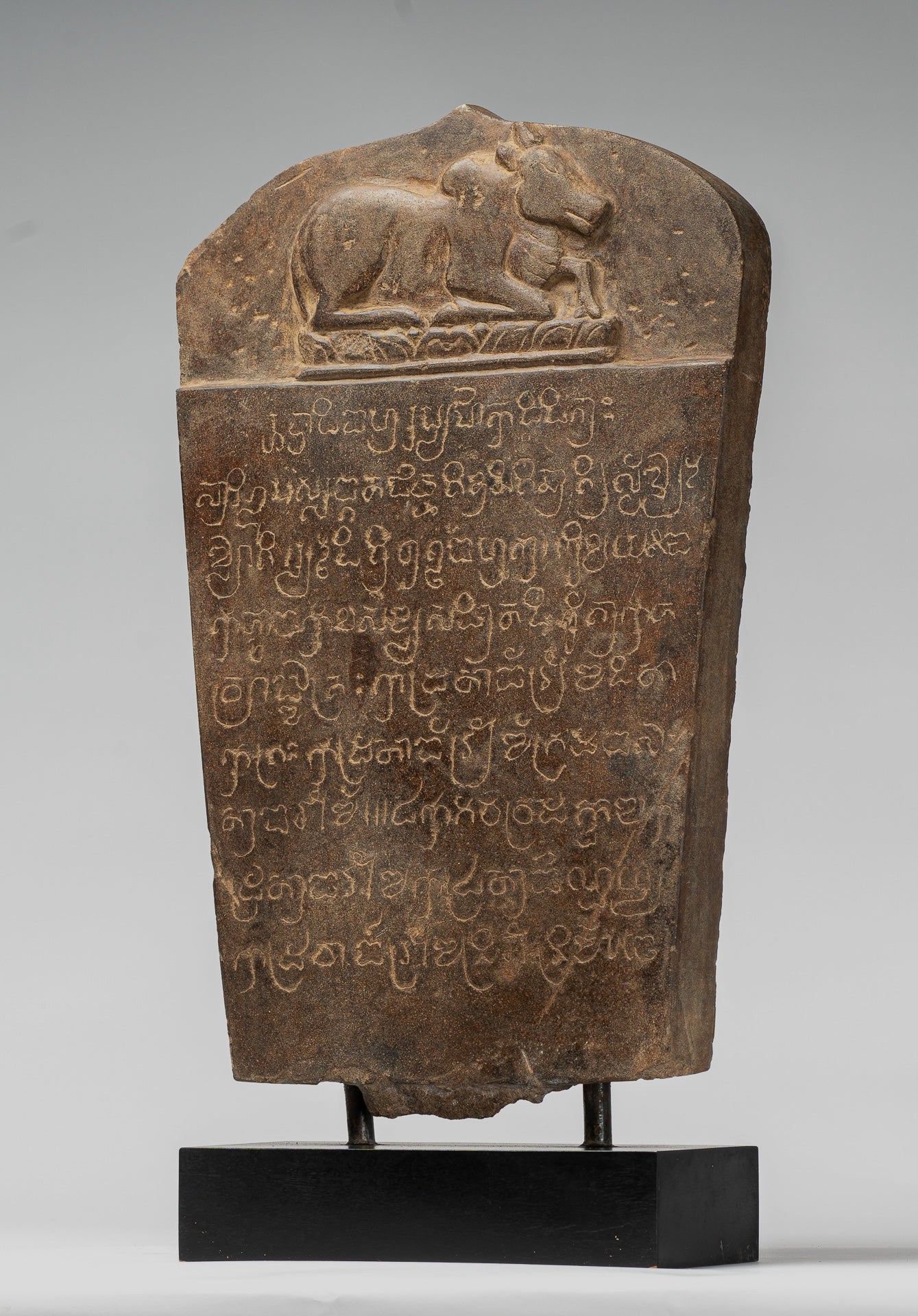 Stele sanscrito in pietra in stile khmer antico con Nandi - 57 cm / 23 "