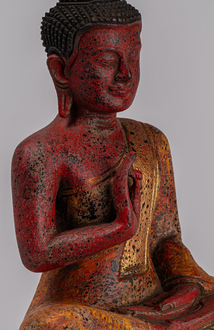 Estatua de Buda - Estatua de buda de madera de estilo jemer antiguo de Camboya.