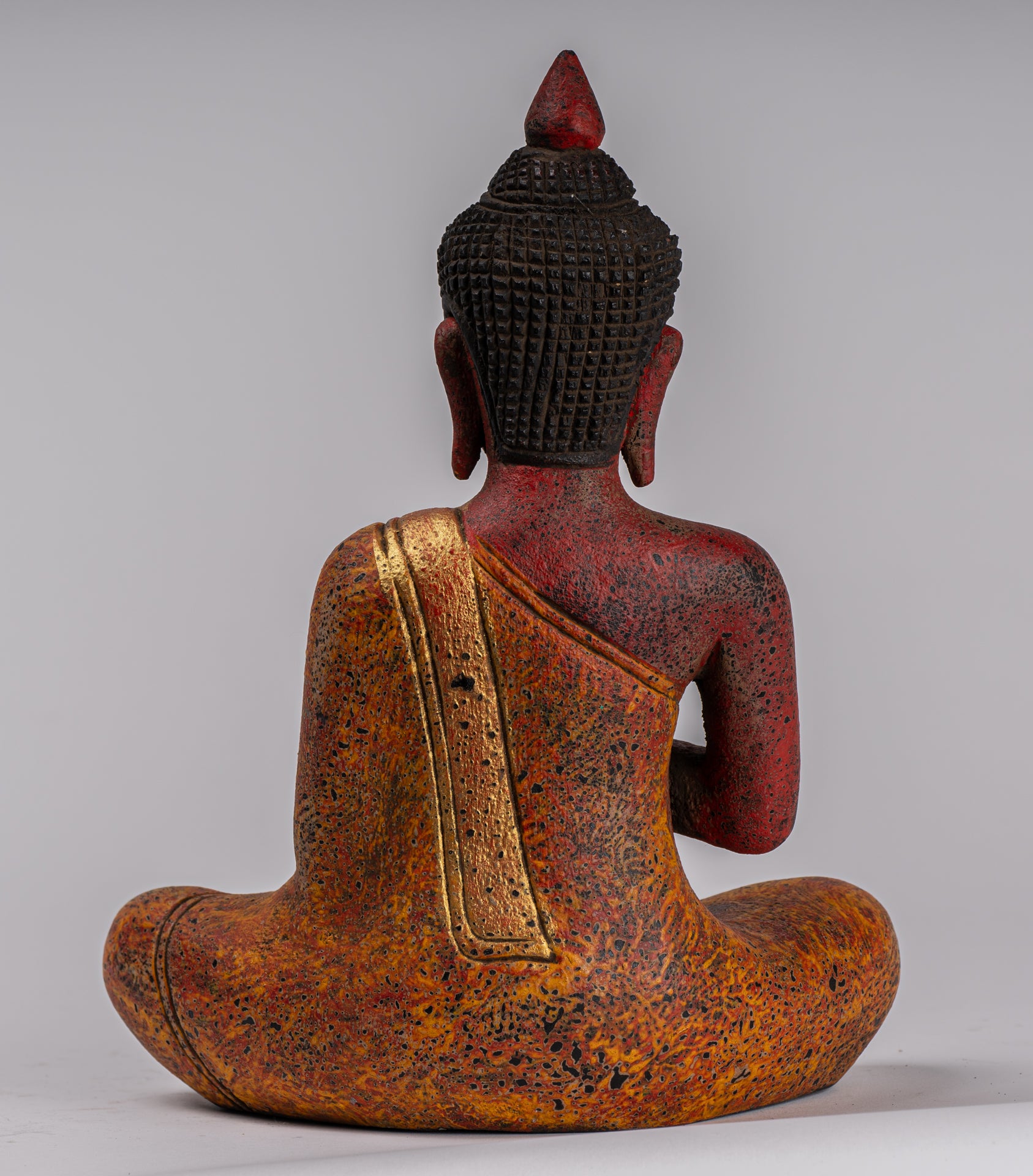 Estatua de Buda - Estatua de buda de madera de estilo jemer antiguo de Camboya.