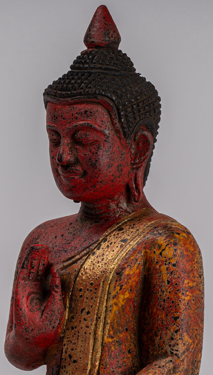 Estatua de Buda - Estatua de buda de madera de estilo jemer antiguo de Camboya.