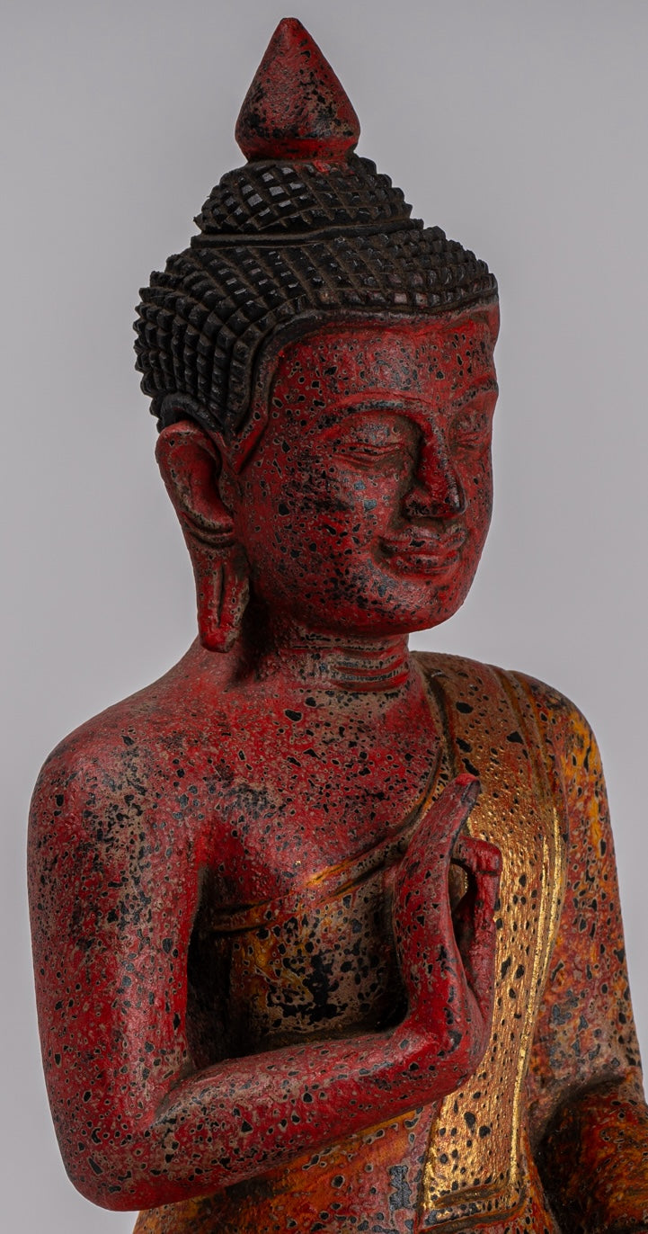 Estatua de Buda - Estatua de buda de madera de estilo jemer antiguo de Camboya.