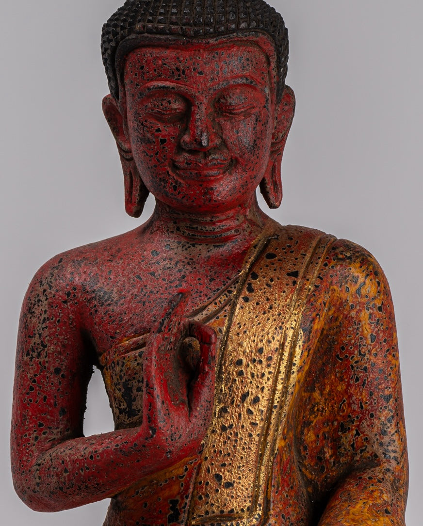 Estatua de Buda - Estatua de buda de madera de estilo jemer antiguo de Camboya.