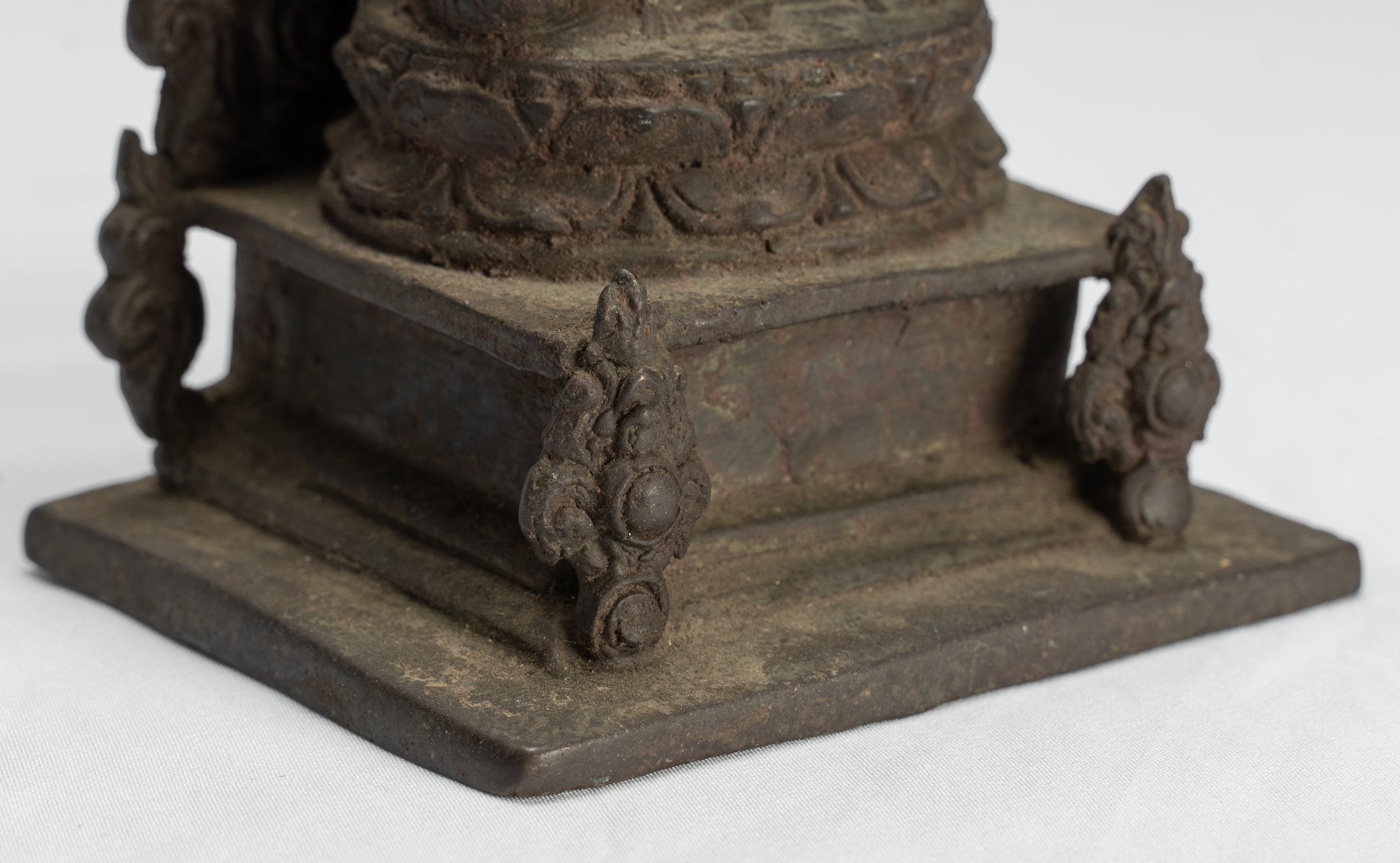 Statue de Ganesha – Statue de Ganesha indonésienne assise en bronze de style javanais antique – 18 cm/7"