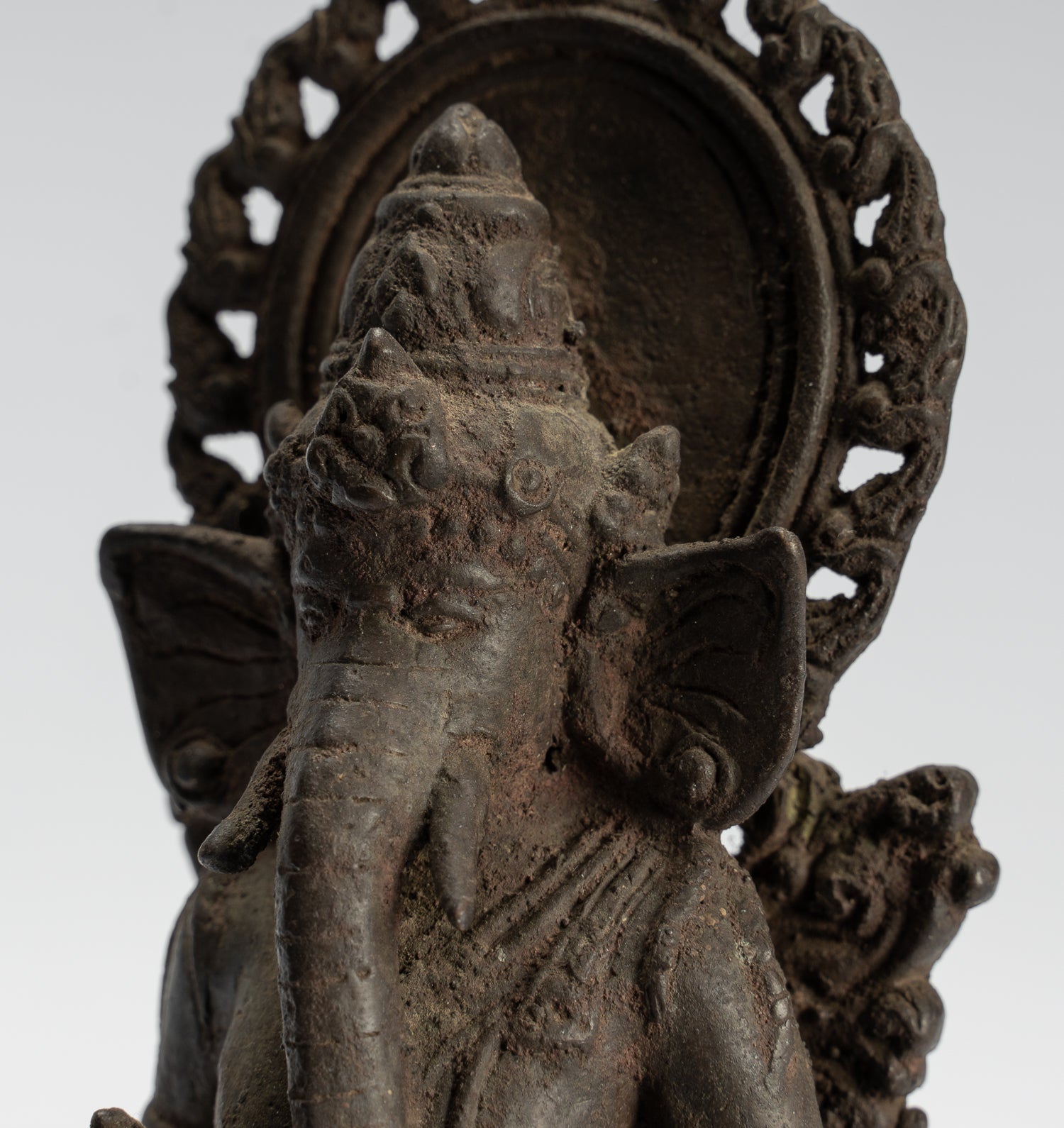 Statue de Ganesha – Statue de Ganesha indonésienne assise en bronze de style javanais antique – 18 cm/7"