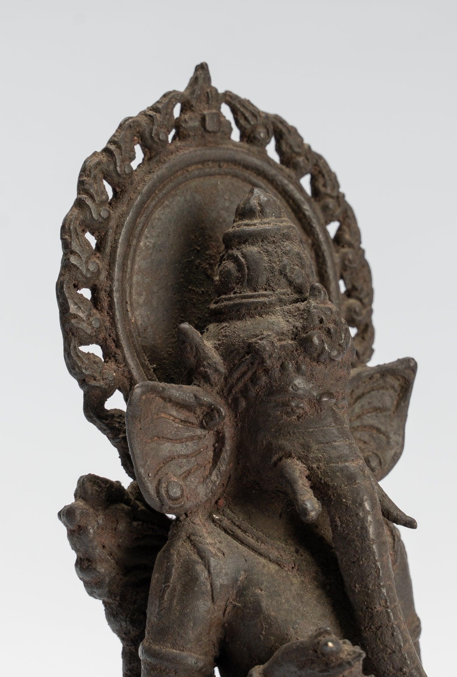 Statue de Ganesha – Statue de Ganesha indonésienne assise en bronze de style javanais antique – 18 cm/7"