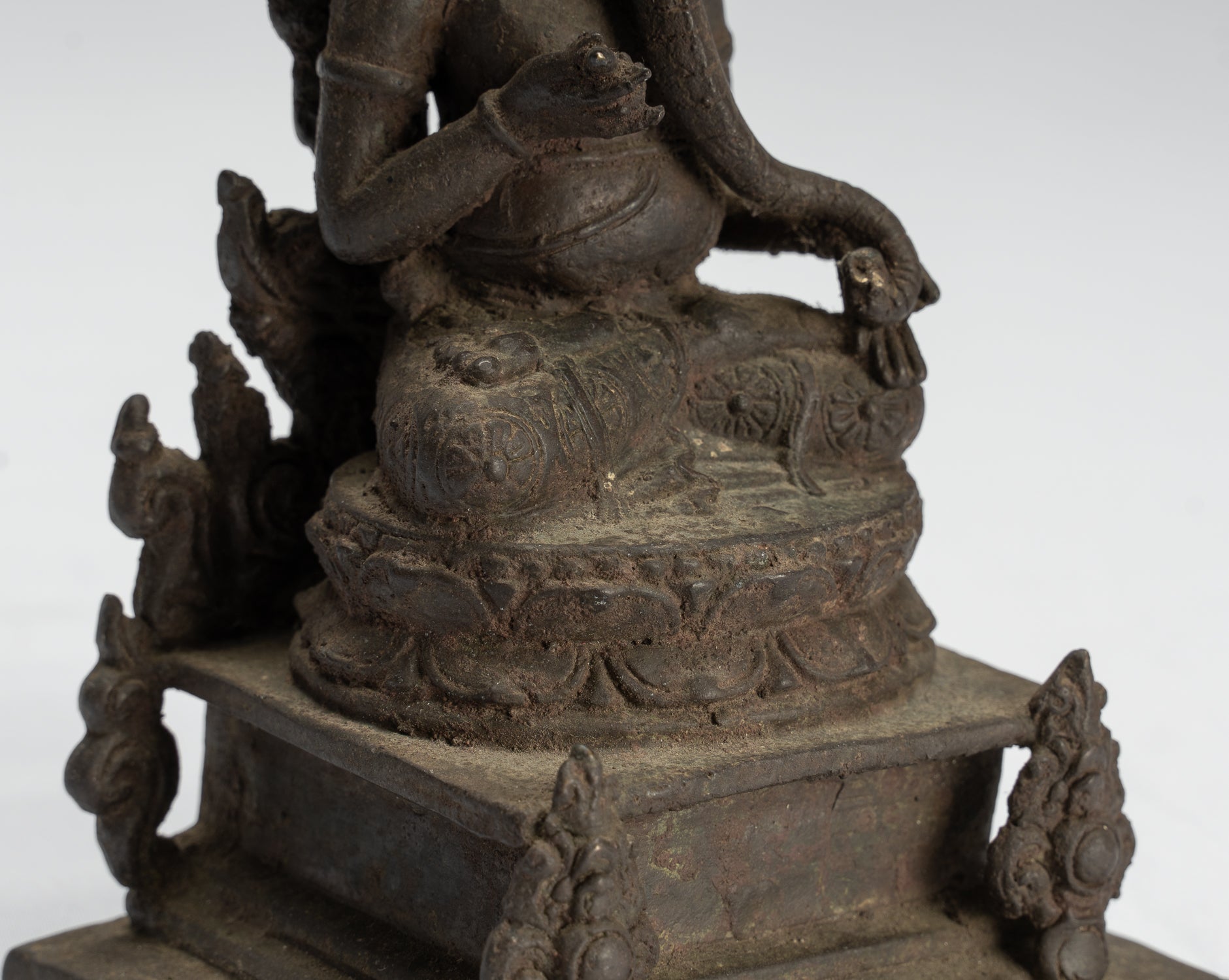 Statue de Ganesha – Statue de Ganesha indonésienne assise en bronze de style javanais antique – 18 cm/7"