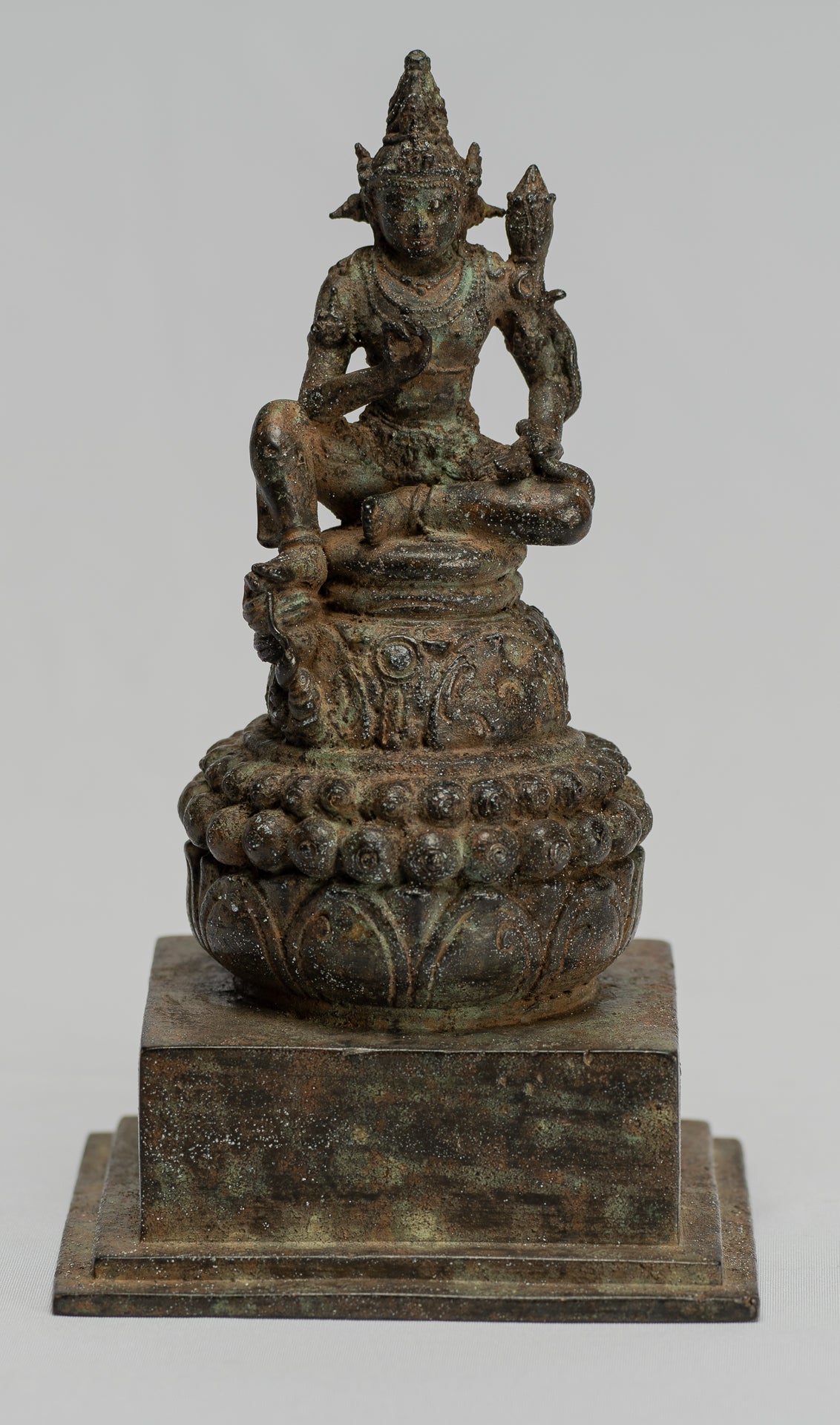 Tara-Statue – antike Majapahit sitzende Bronze-Devi-Tara-Statue im Java-Stil – 17 cm.