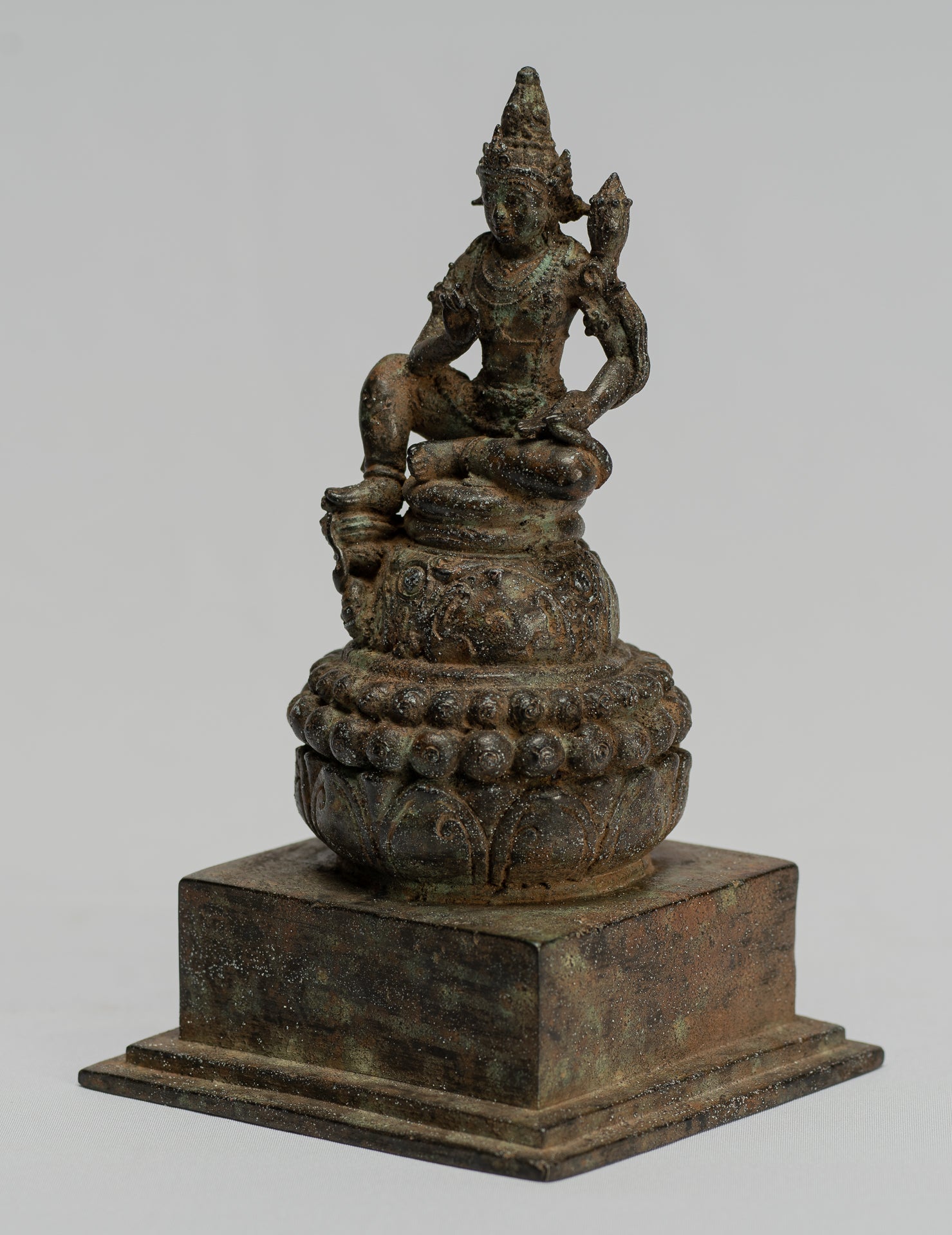 Tara-Statue – antike Majapahit sitzende Bronze-Devi-Tara-Statue im Java-Stil – 17 cm.