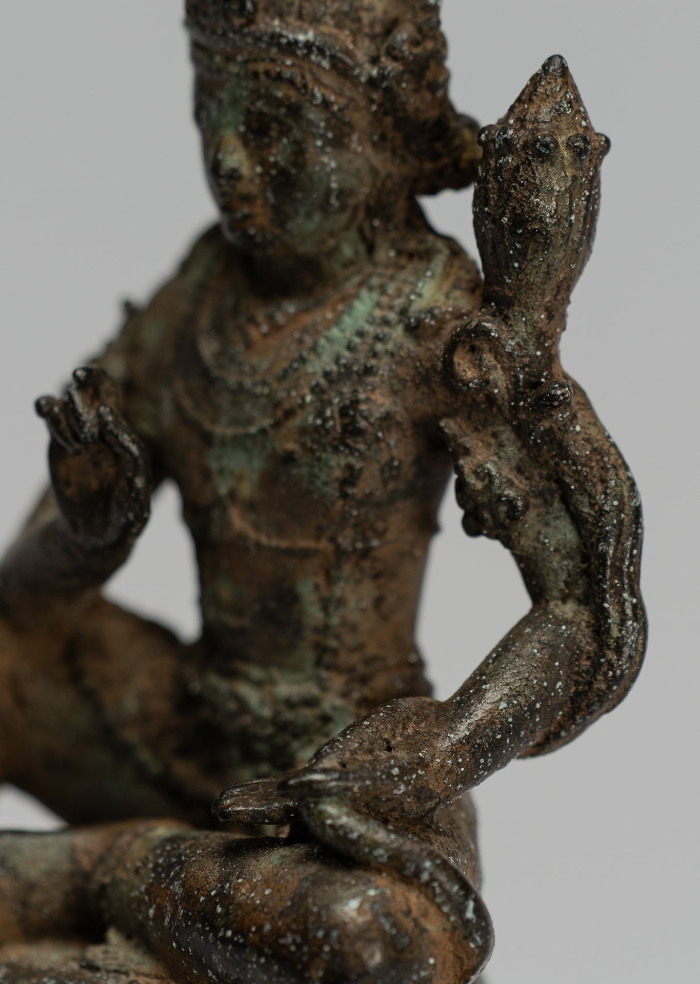 Tara-Statue – antike Majapahit sitzende Bronze-Devi-Tara-Statue im Java-Stil – 17 cm.