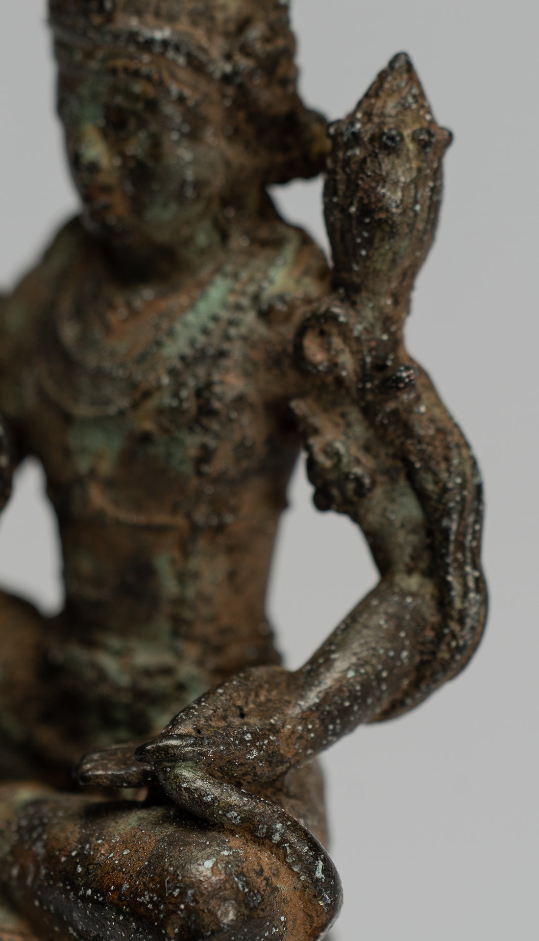 Tara-Statue – antike Majapahit sitzende Bronze-Devi-Tara-Statue im Java-Stil – 17 cm.