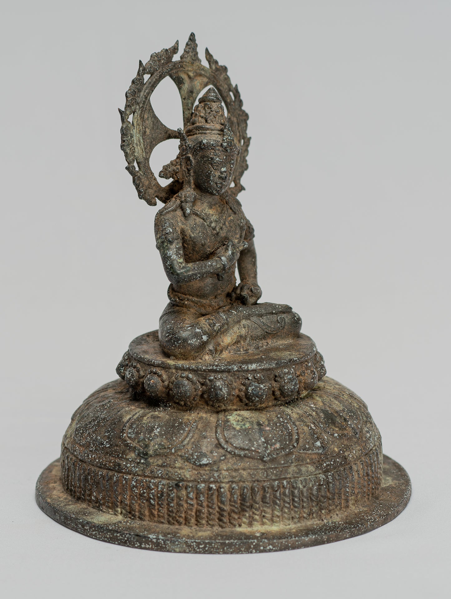 Tara-Statue – Majapahit sitzende Bronze-Devi-Tara-Statue im antiken Java-Stil – 18 cm.