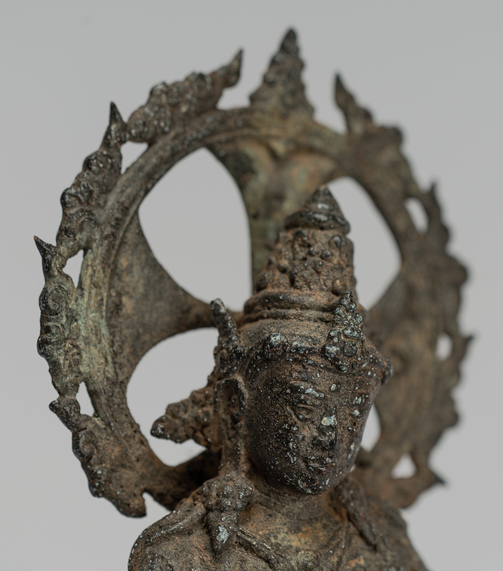 Tara-Statue – Majapahit sitzende Bronze-Devi-Tara-Statue im antiken Java-Stil – 18 cm.