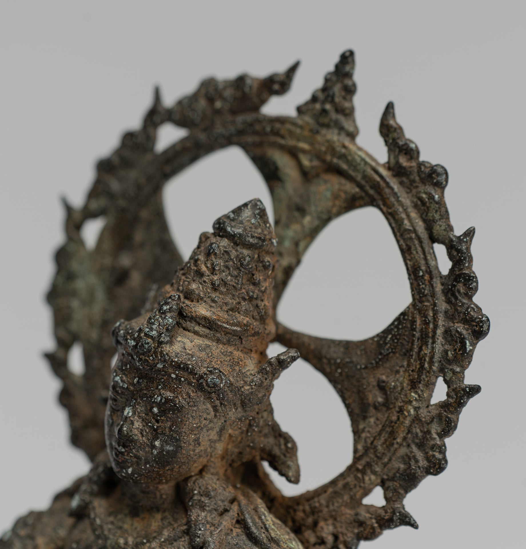 Tara-Statue – Majapahit sitzende Bronze-Devi-Tara-Statue im antiken Java-Stil – 18 cm.