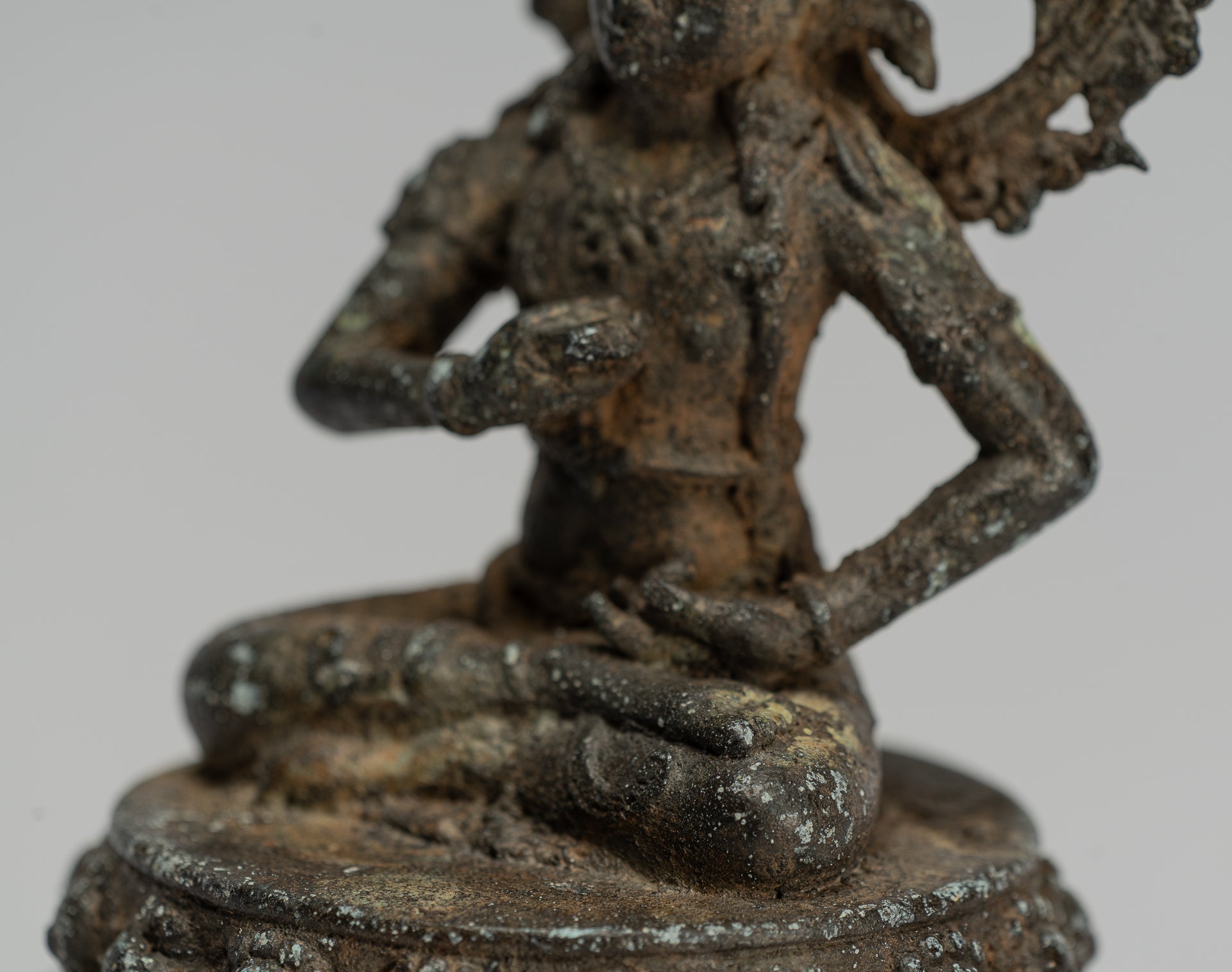 Tara-Statue – Majapahit sitzende Bronze-Devi-Tara-Statue im antiken Java-Stil – 18 cm.