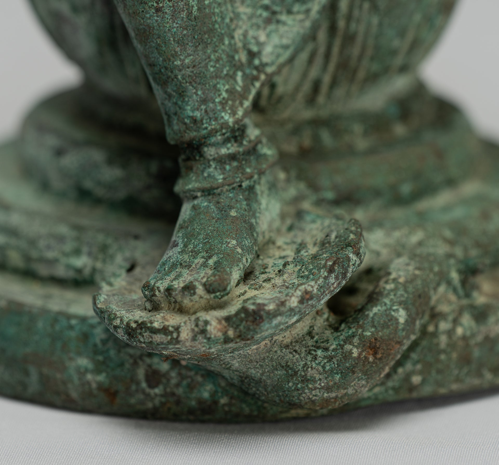 Tara-Statue – Majapahit sitzende Bronze-Devi-Tara-Statue im antiken Java-Stil – 20,5 cm