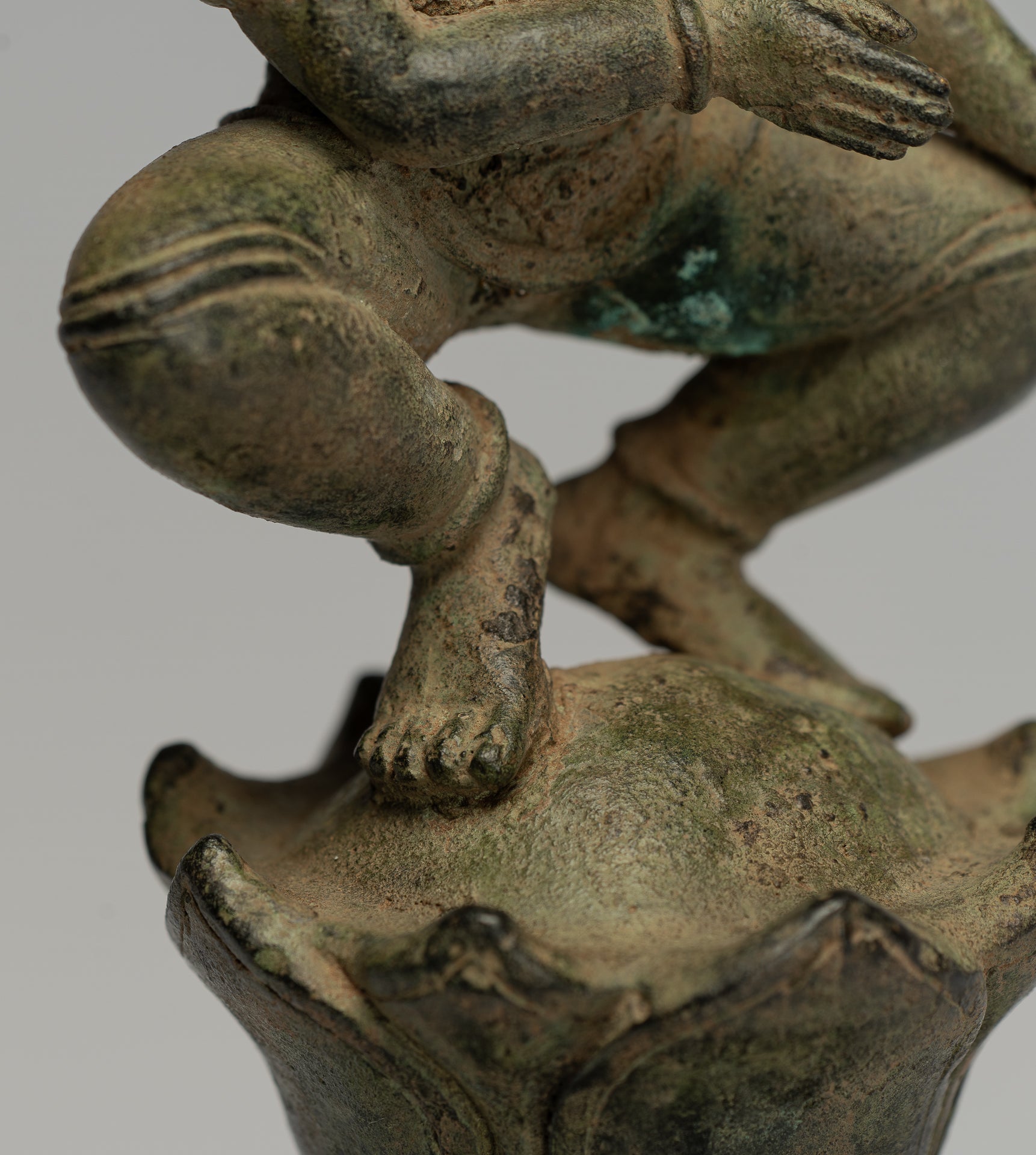 Tara-Statue – Majapahit sitzende Bronze-Devi-Tara-Statue im antiken Java-Stil – 26 cm.