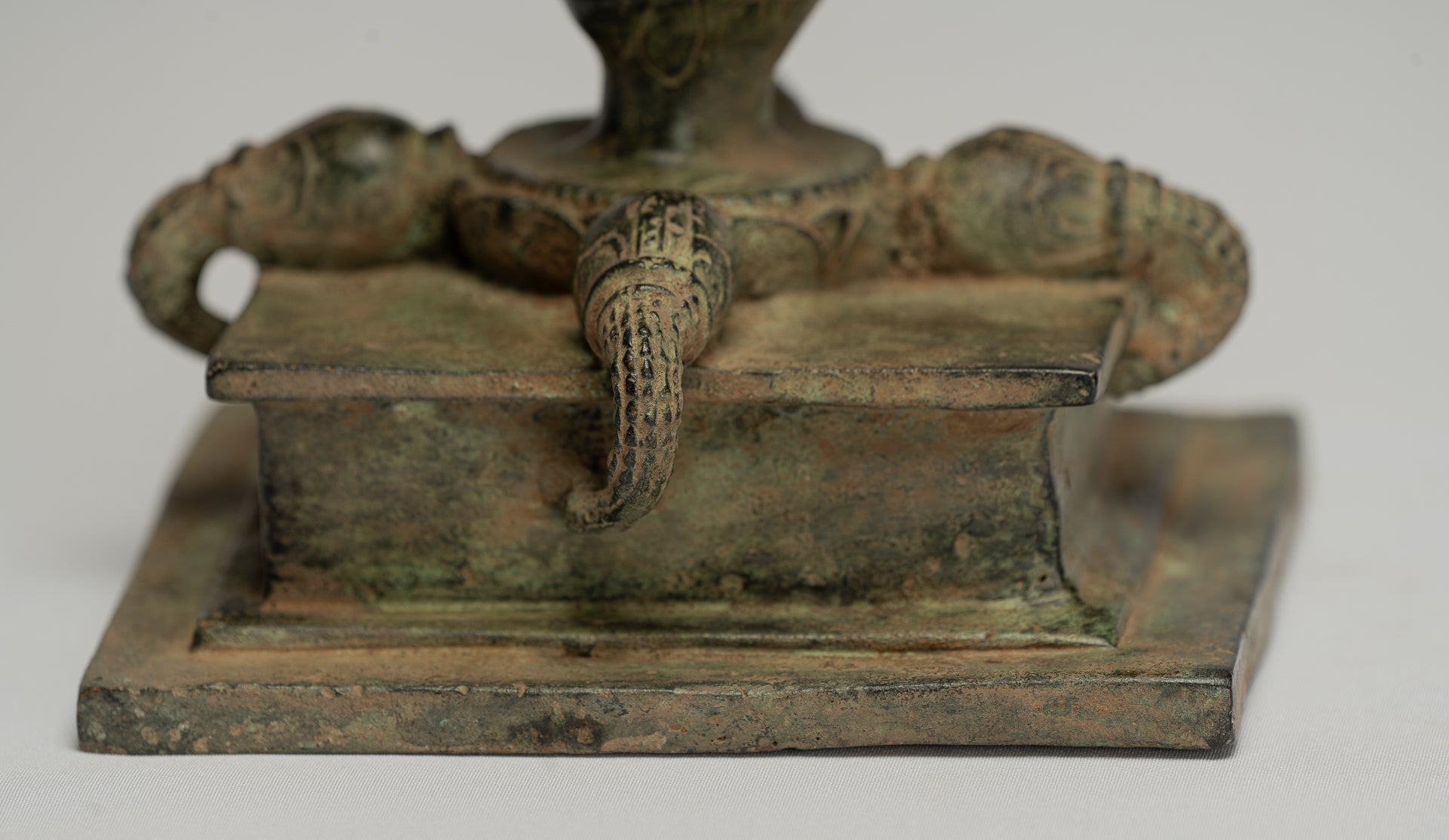 Tara-Statue – Majapahit sitzende Bronze-Devi-Tara-Statue im antiken Java-Stil – 26 cm.