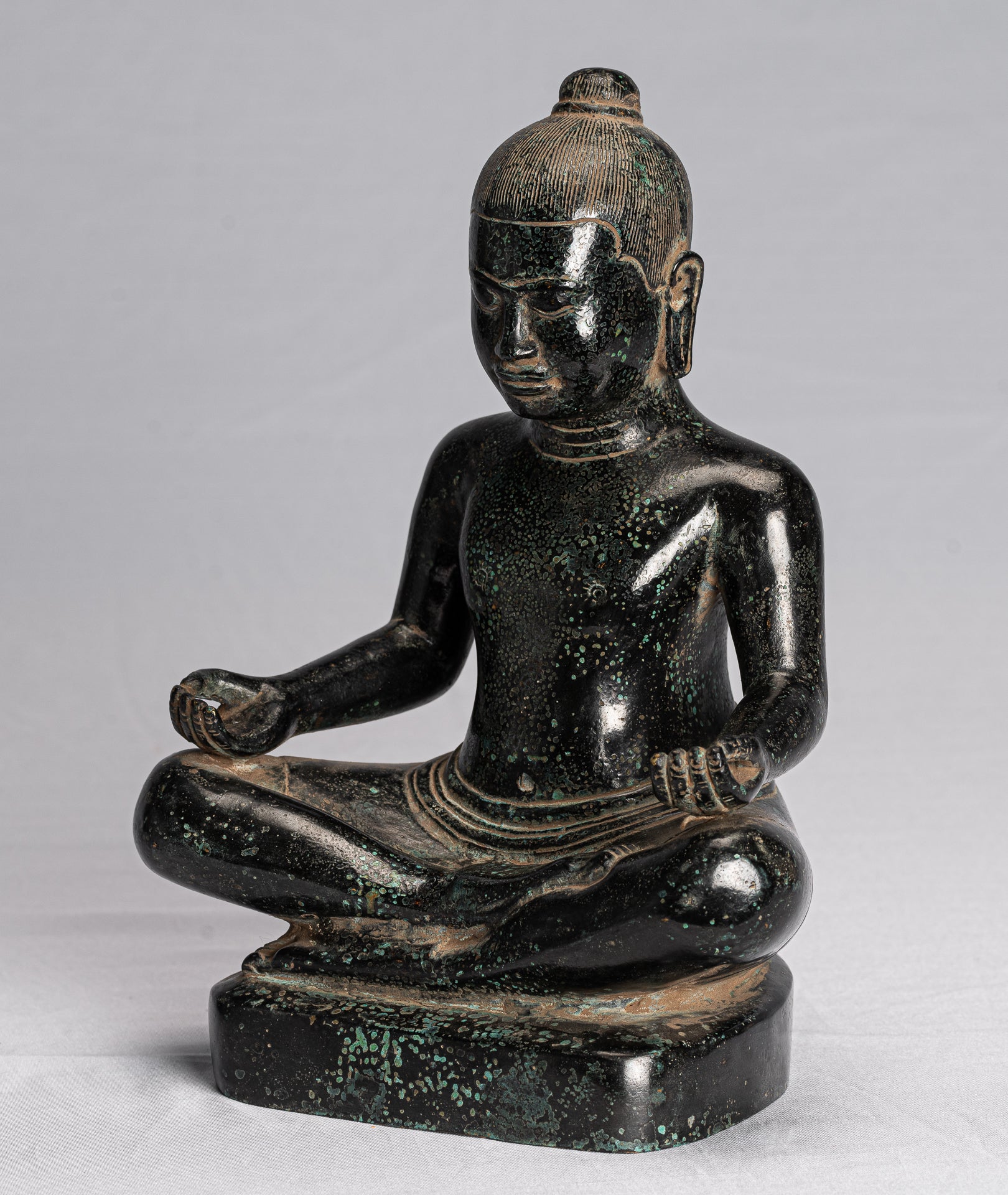 Antike sitzende Bronzestatue Jayavarman VII. aus Bronze im Khmer-Stil – 26 cm.