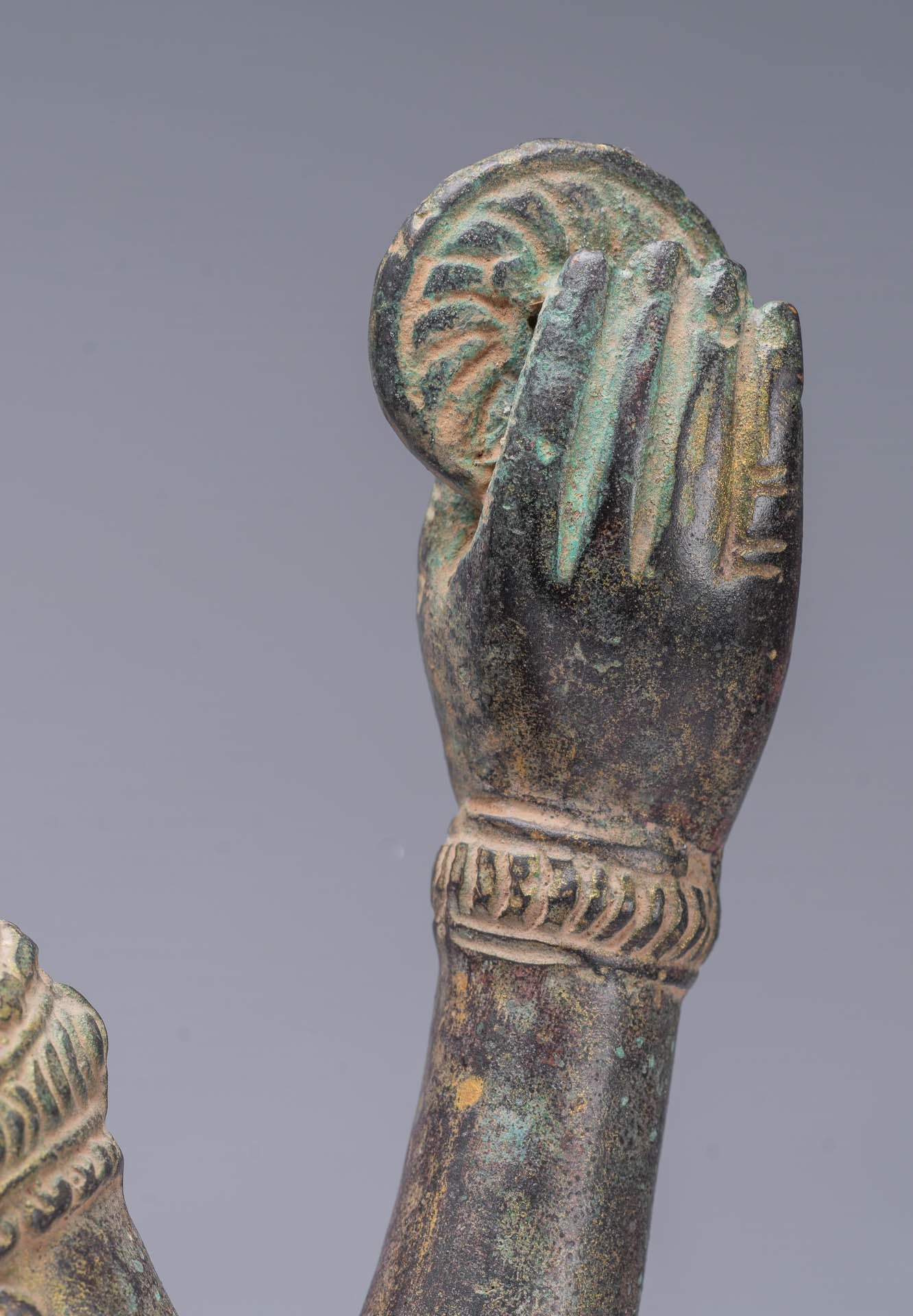 Vishnu-Statue – antike Vishnu-Statue aus Bronze im Bayon-Stil im Khmer-Stil – 63 cm.