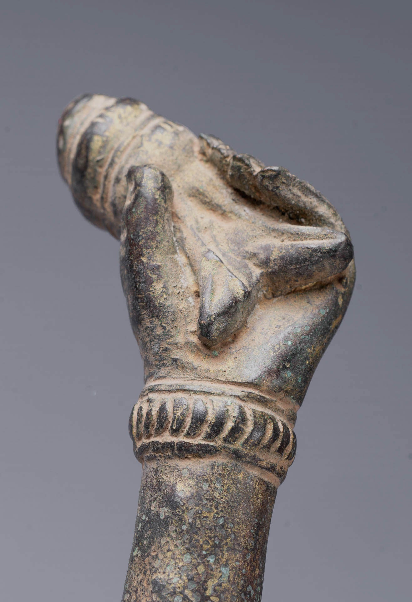 Vishnu-Statue – antike Vishnu-Statue aus Bronze im Bayon-Stil im Khmer-Stil – 63 cm.