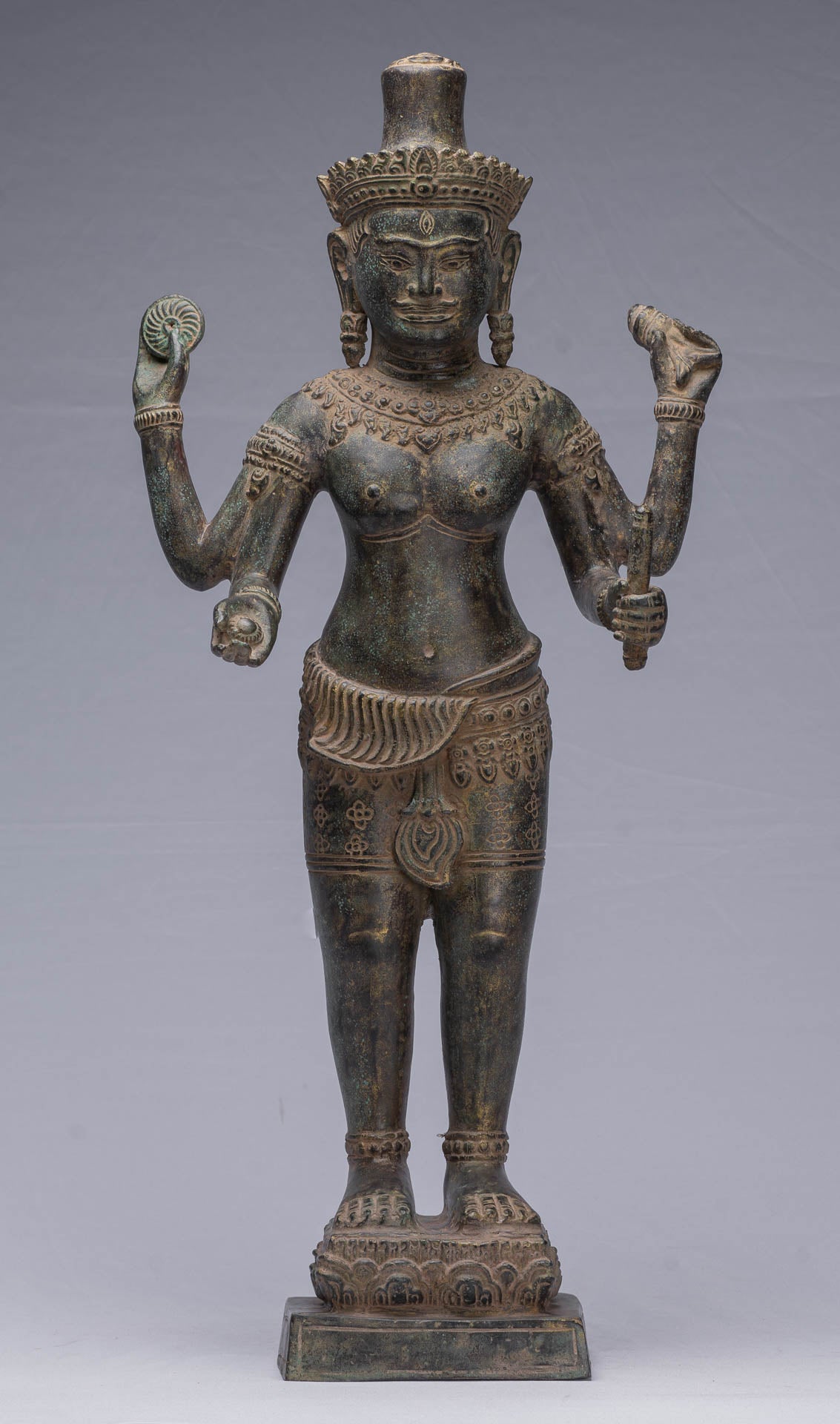 Vishnu-Statue – antike Vishnu-Statue aus Bronze im Bayon-Stil im Khmer-Stil – 63 cm.
