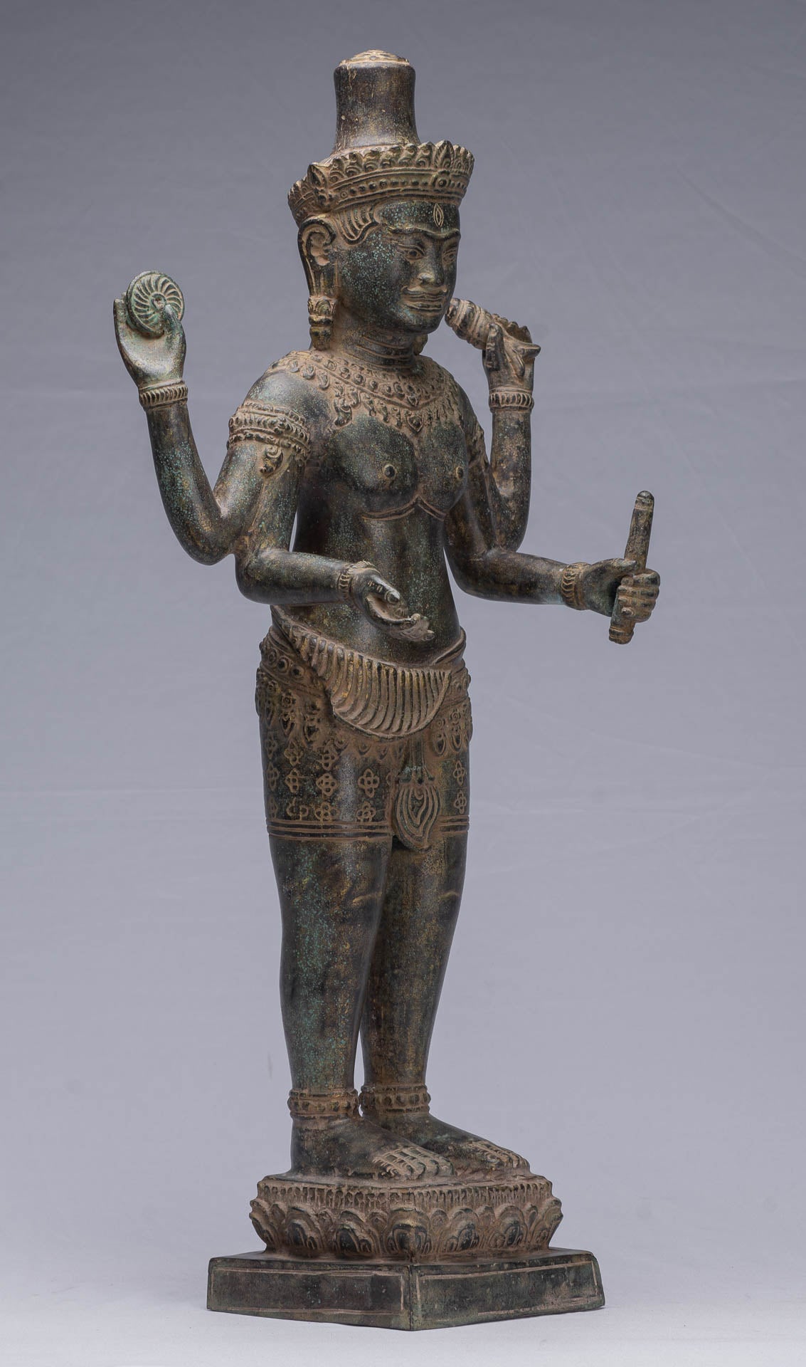 Vishnu-Statue – antike Vishnu-Statue aus Bronze im Bayon-Stil im Khmer-Stil – 63 cm.
