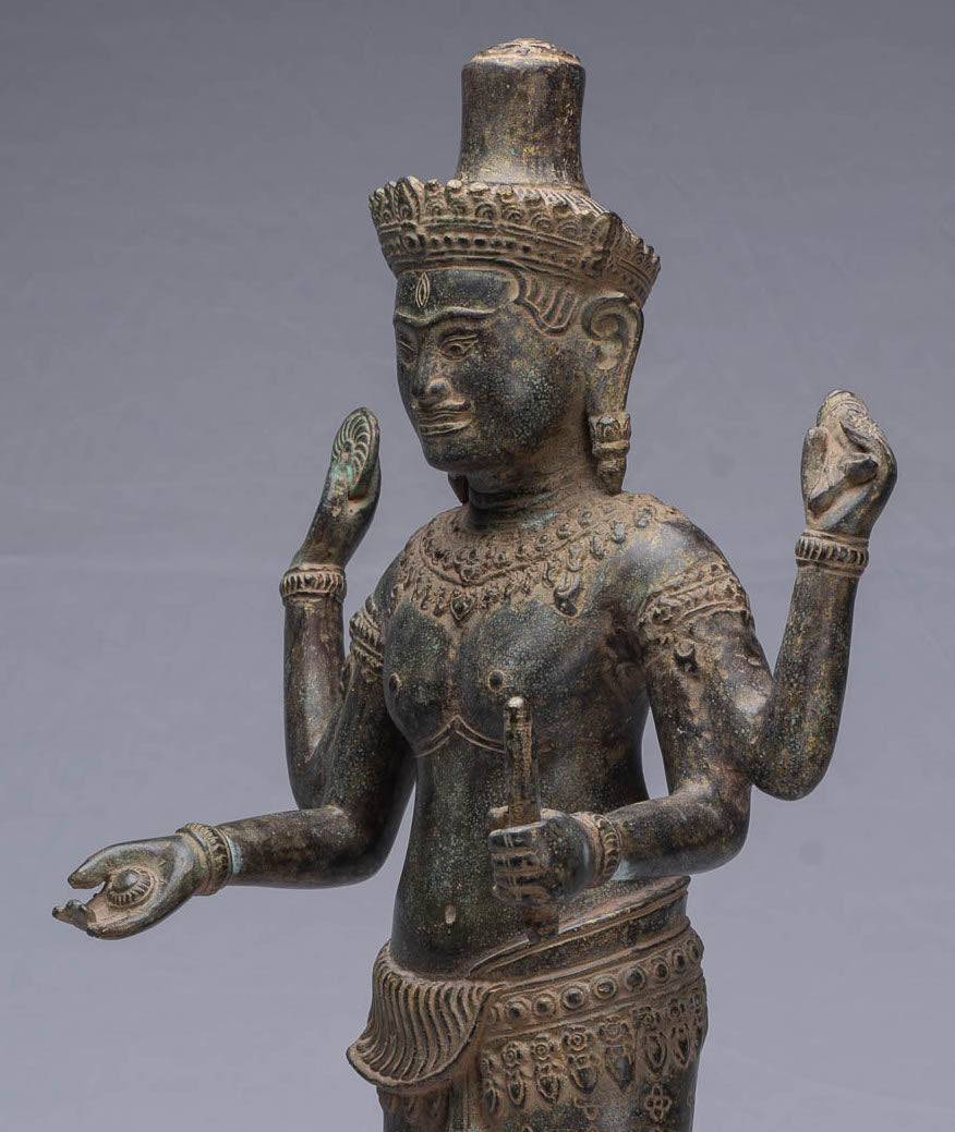 Vishnu-Statue – antike Vishnu-Statue aus Bronze im Bayon-Stil im Khmer-Stil – 63 cm.