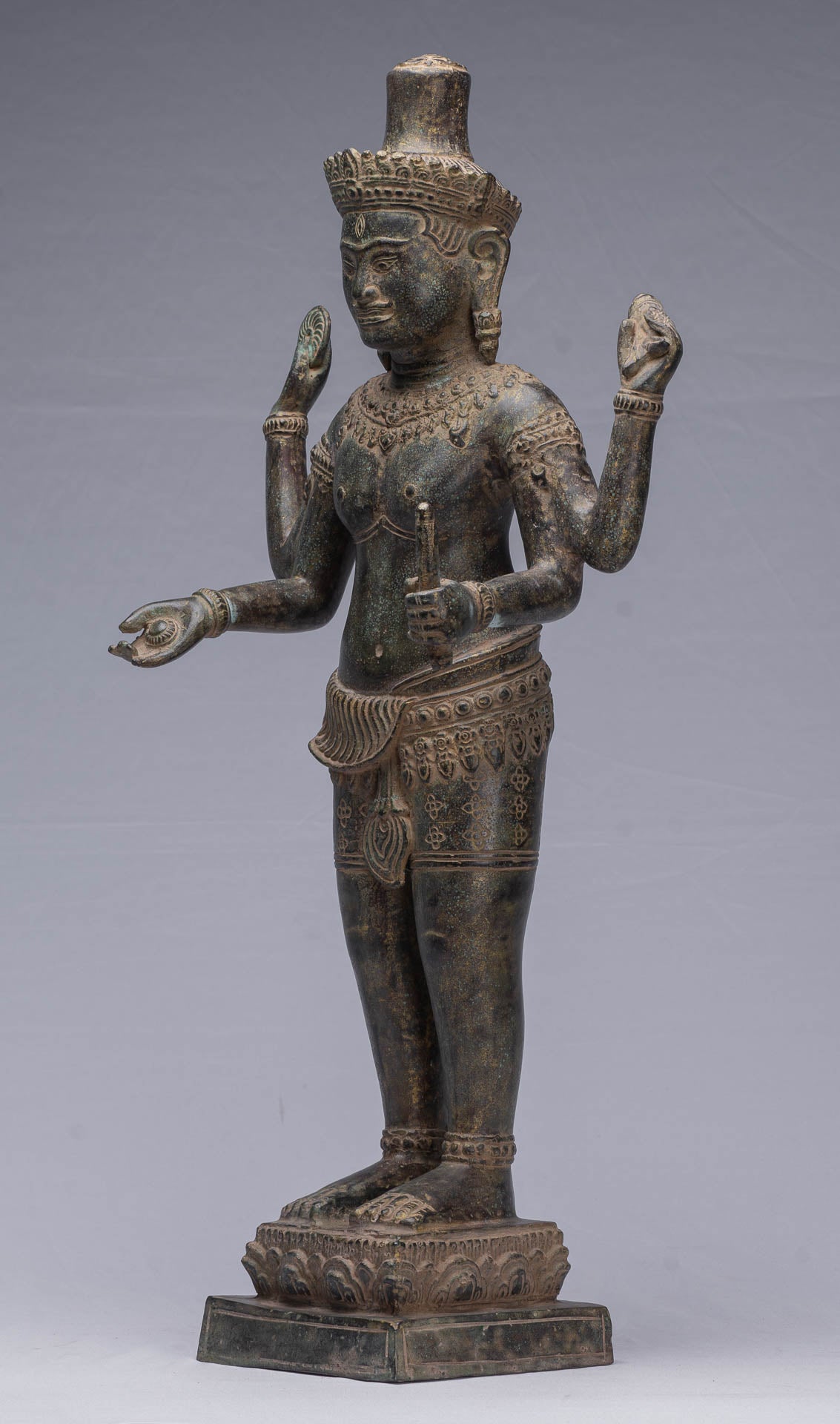Vishnu-Statue – antike Vishnu-Statue aus Bronze im Bayon-Stil im Khmer-Stil – 63 cm.