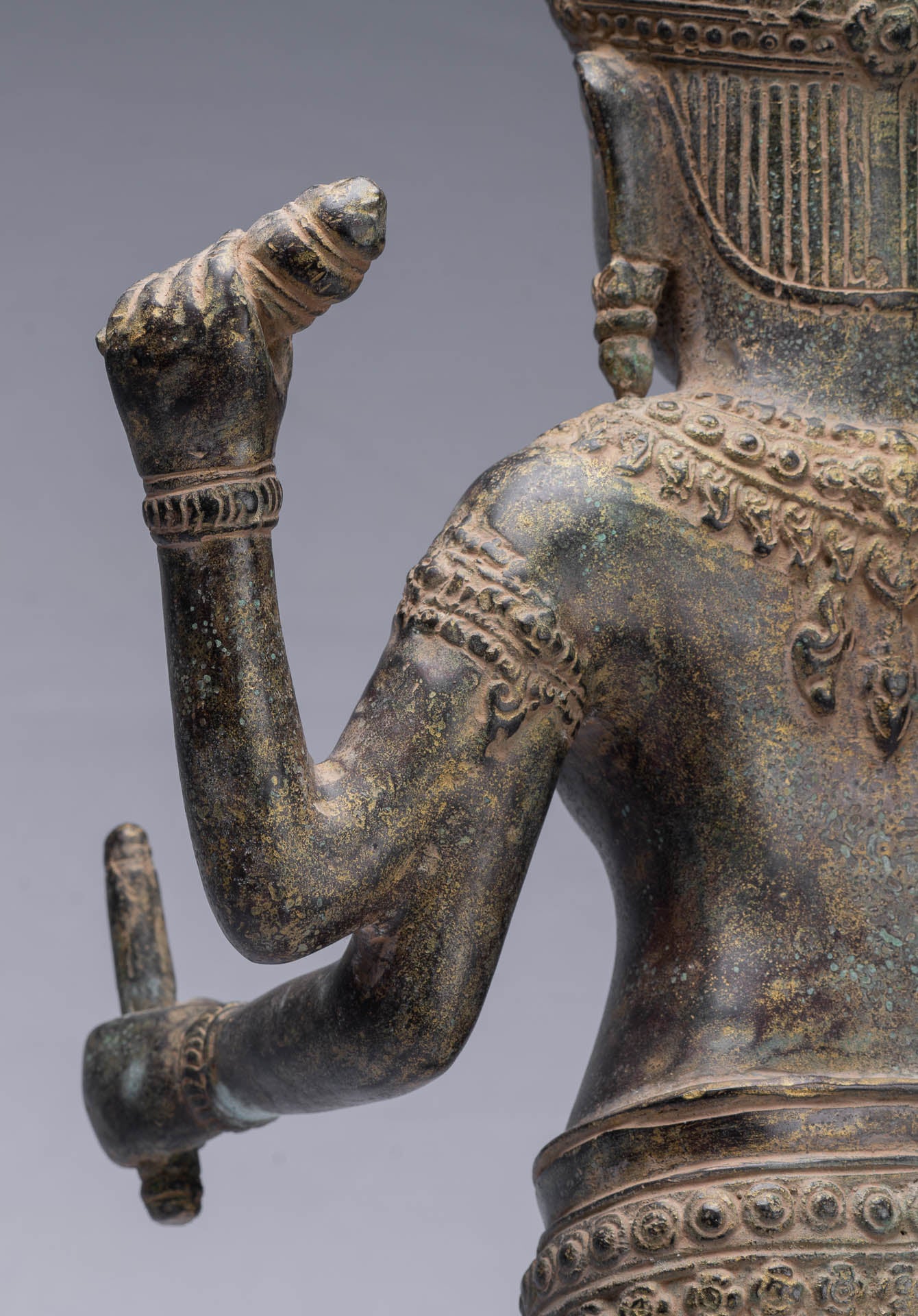 Vishnu-Statue – antike Vishnu-Statue aus Bronze im Bayon-Stil im Khmer-Stil – 63 cm.
