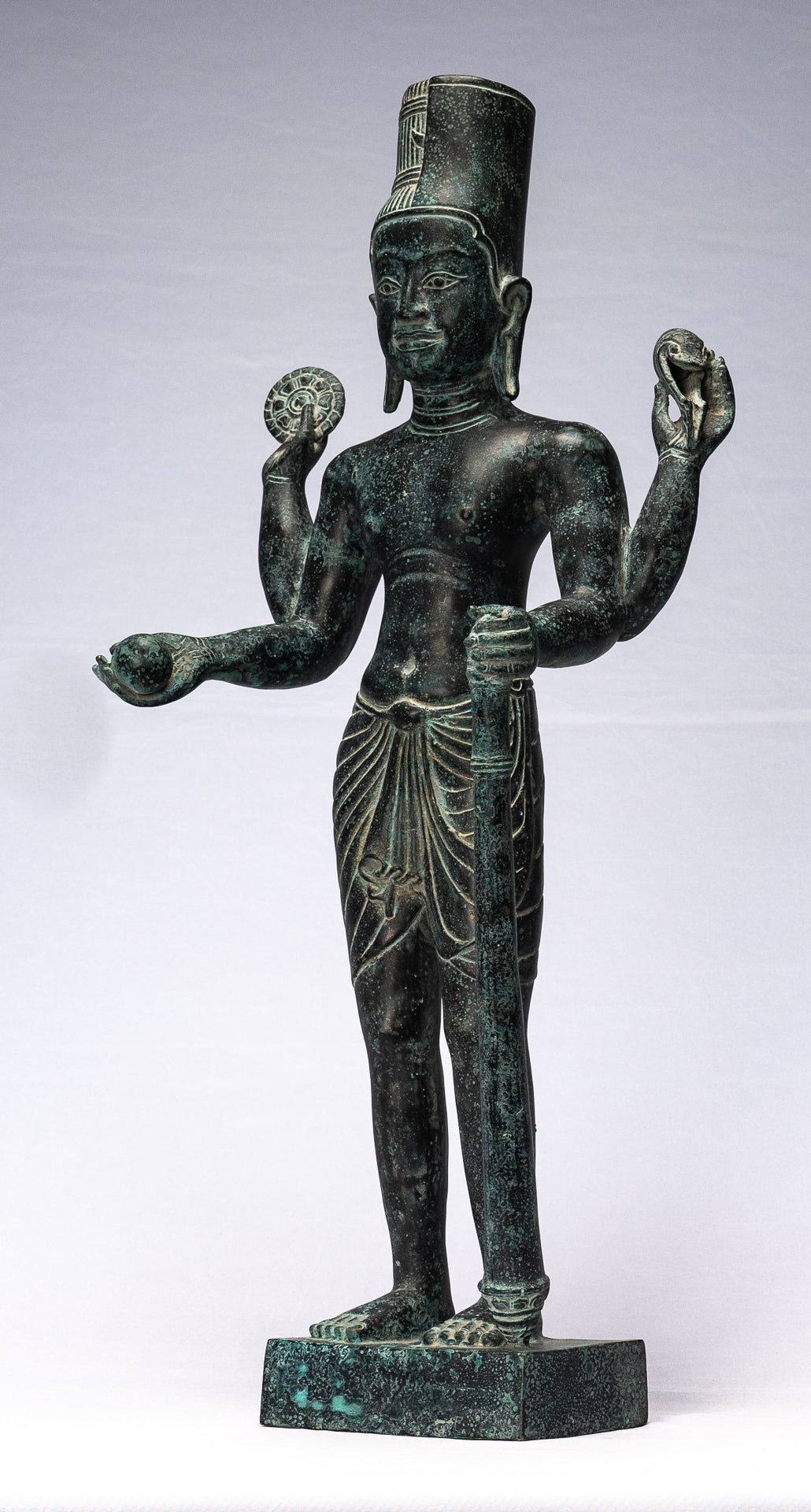 Harihara – Antiker Bronze-Khmer-Hari-Hara oder Vishnu und Shiva im Phnom-Da-Stil – 57 cm.