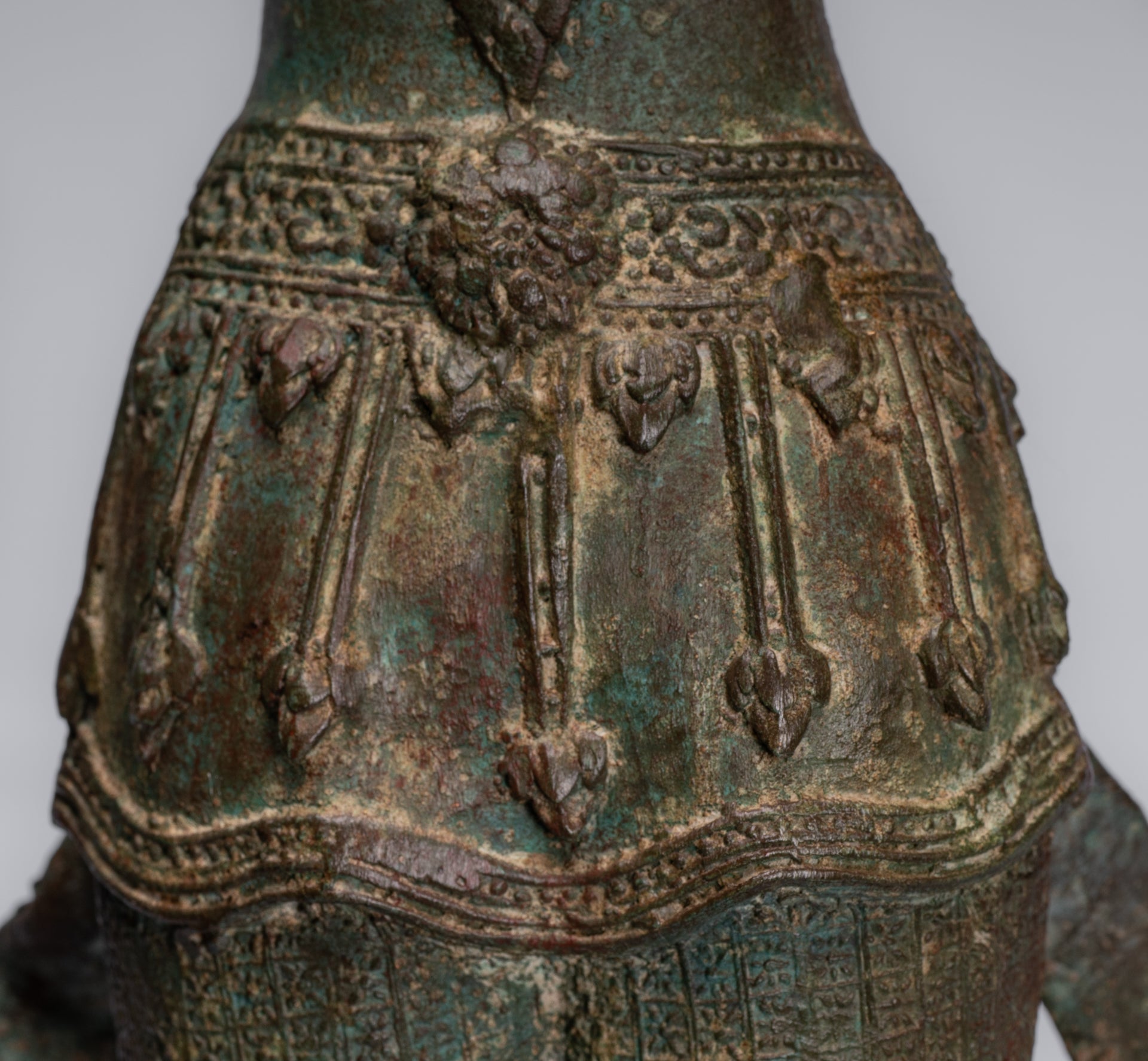 Wie Trimurti-Staat – antiker thailändischer Stil. Wie Trimurti-Shiva-Brahma-Vishnu-Staat – 84 cm.