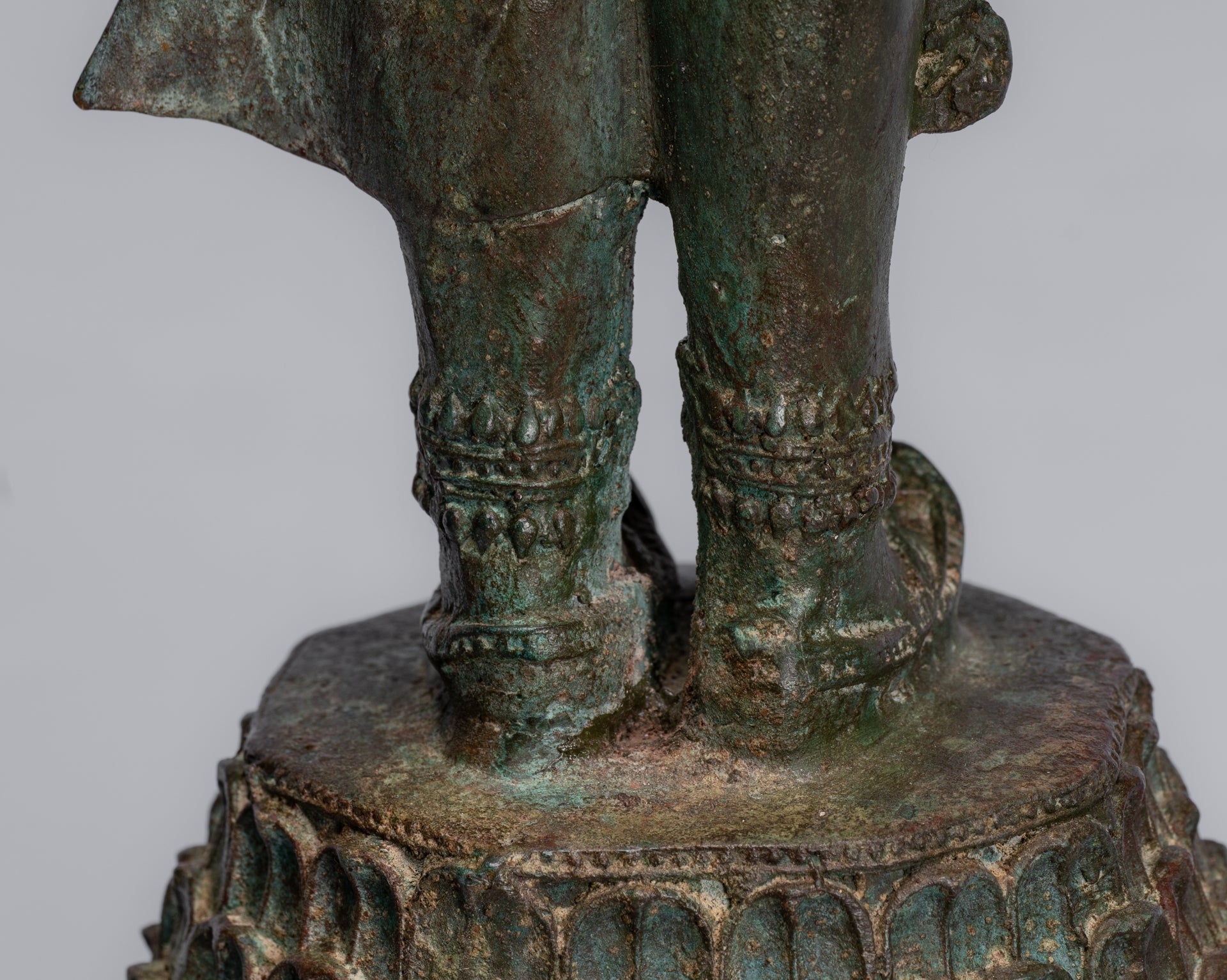 Wie Trimurti-Staat – antiker thailändischer Stil. Wie Trimurti-Shiva-Brahma-Vishnu-Staat – 84 cm.