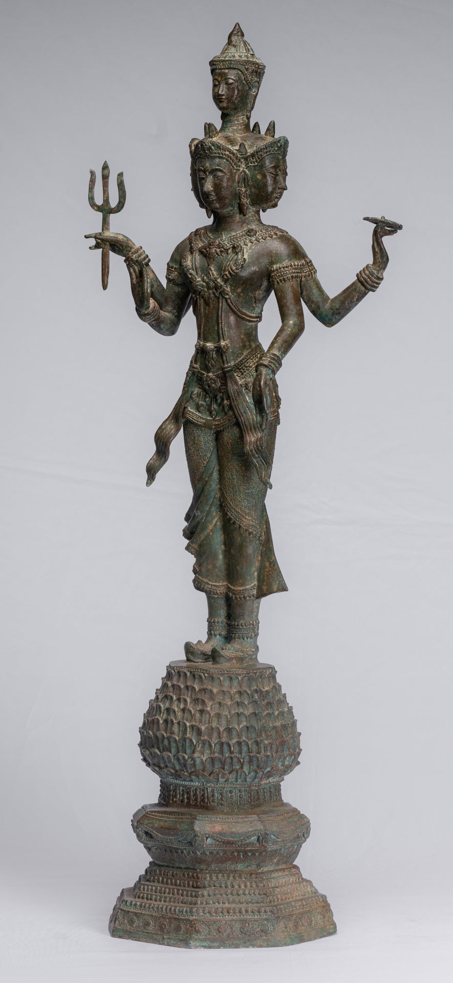 Wie Trimurti-Staat – antiker thailändischer Stil. Wie Trimurti-Shiva-Brahma-Vishnu-Staat – 84 cm.