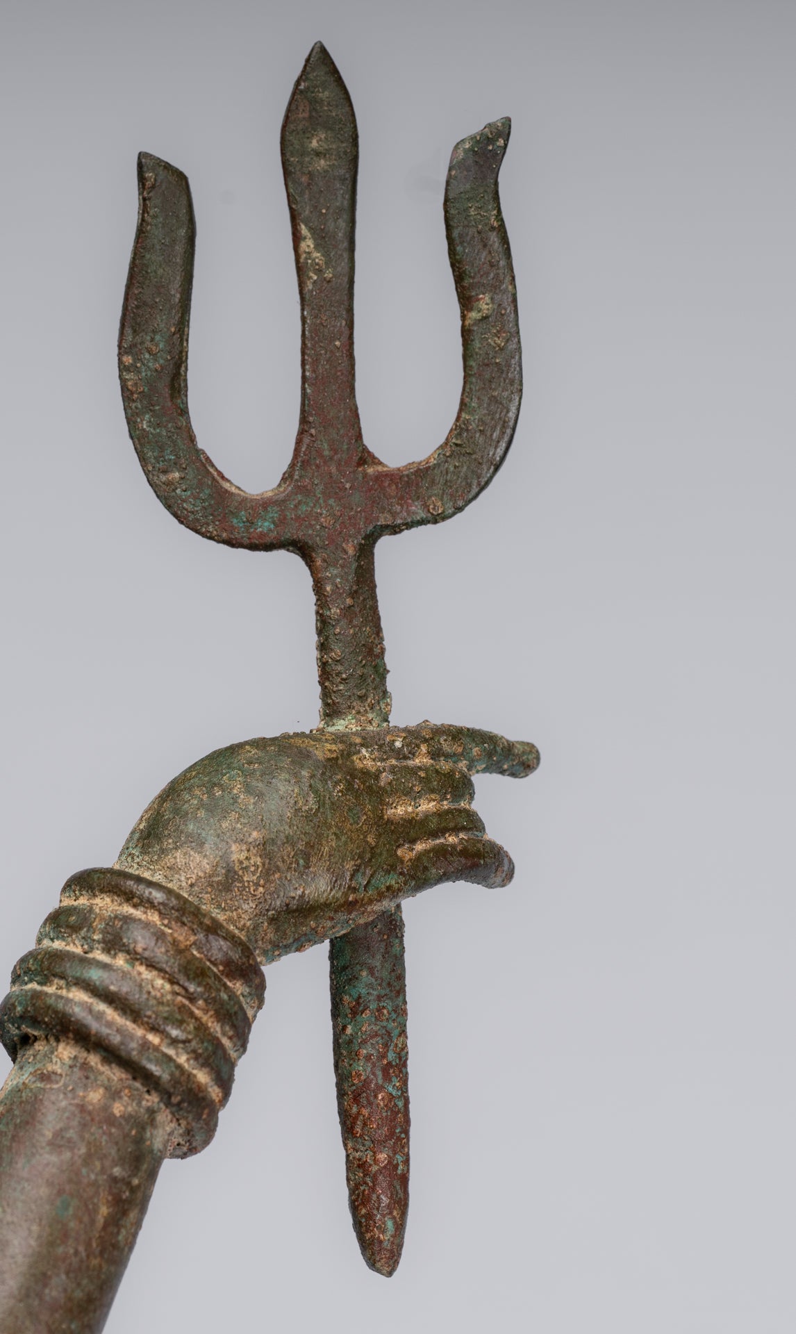 Wie Trimurti-Staat – antiker thailändischer Stil. Wie Trimurti-Shiva-Brahma-Vishnu-Staat – 84 cm.