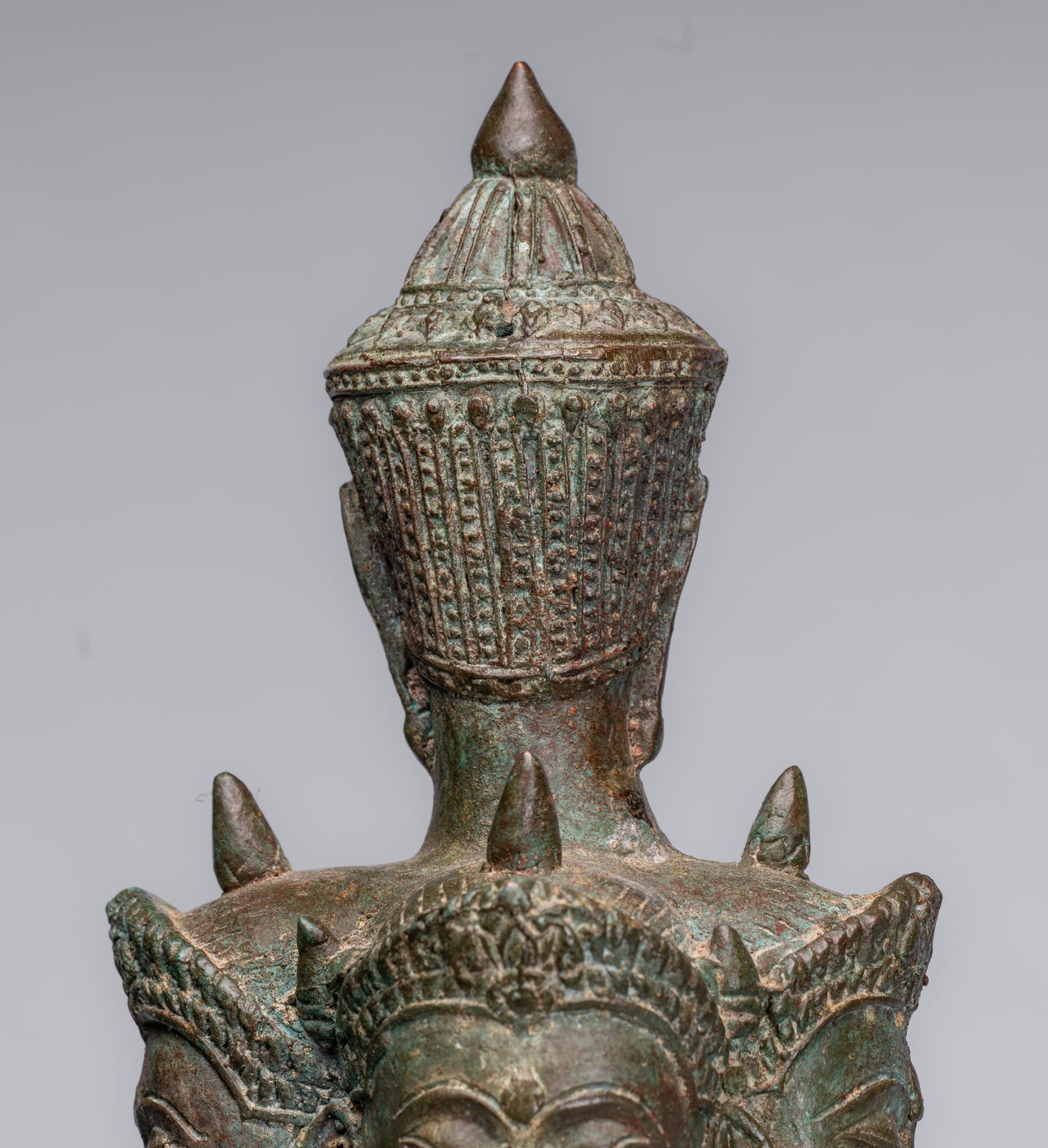 Wie Trimurti-Staat – antiker thailändischer Stil. Wie Trimurti-Shiva-Brahma-Vishnu-Staat – 84 cm.