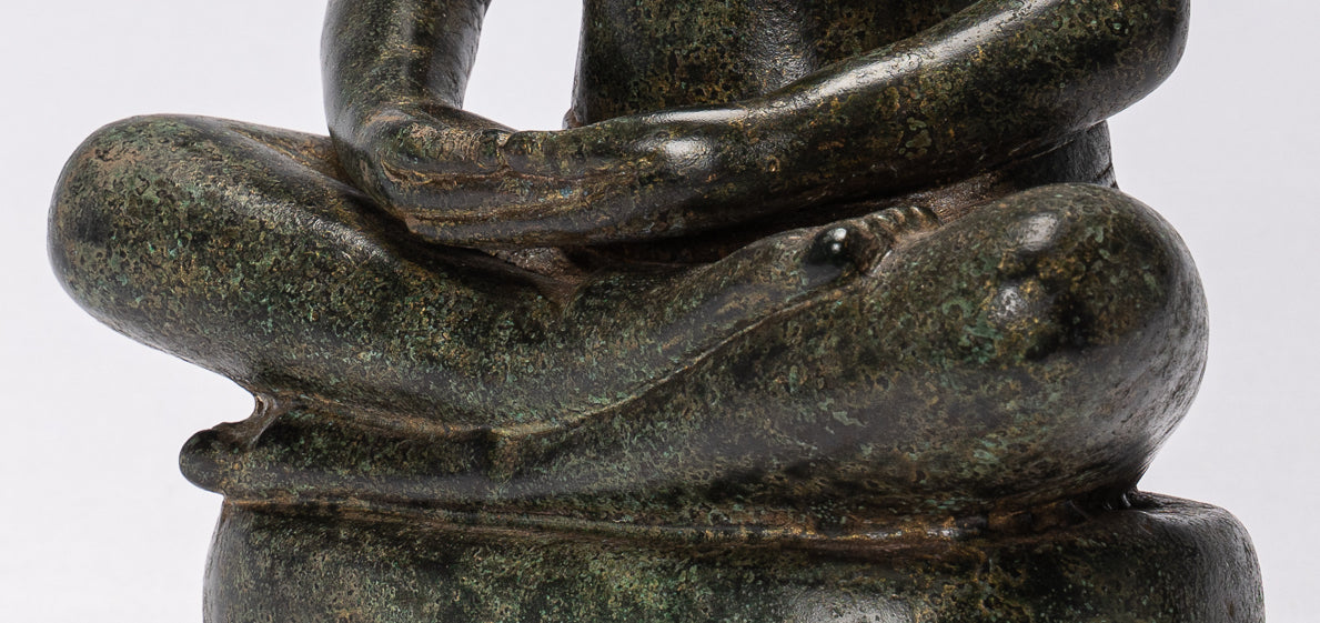 Antike sitzende Bronzestatue Jayavarman VII. aus Bronze im Khmer-Stil – 30 cm.