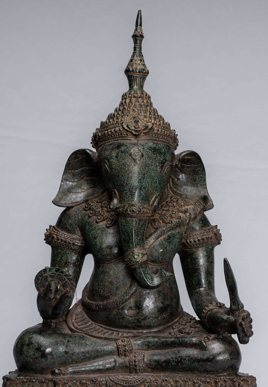 Ganesha-Statue – Sitzende Ganesh-Statue aus Bronze im antiken Khmer-Stil – 57 cm.
