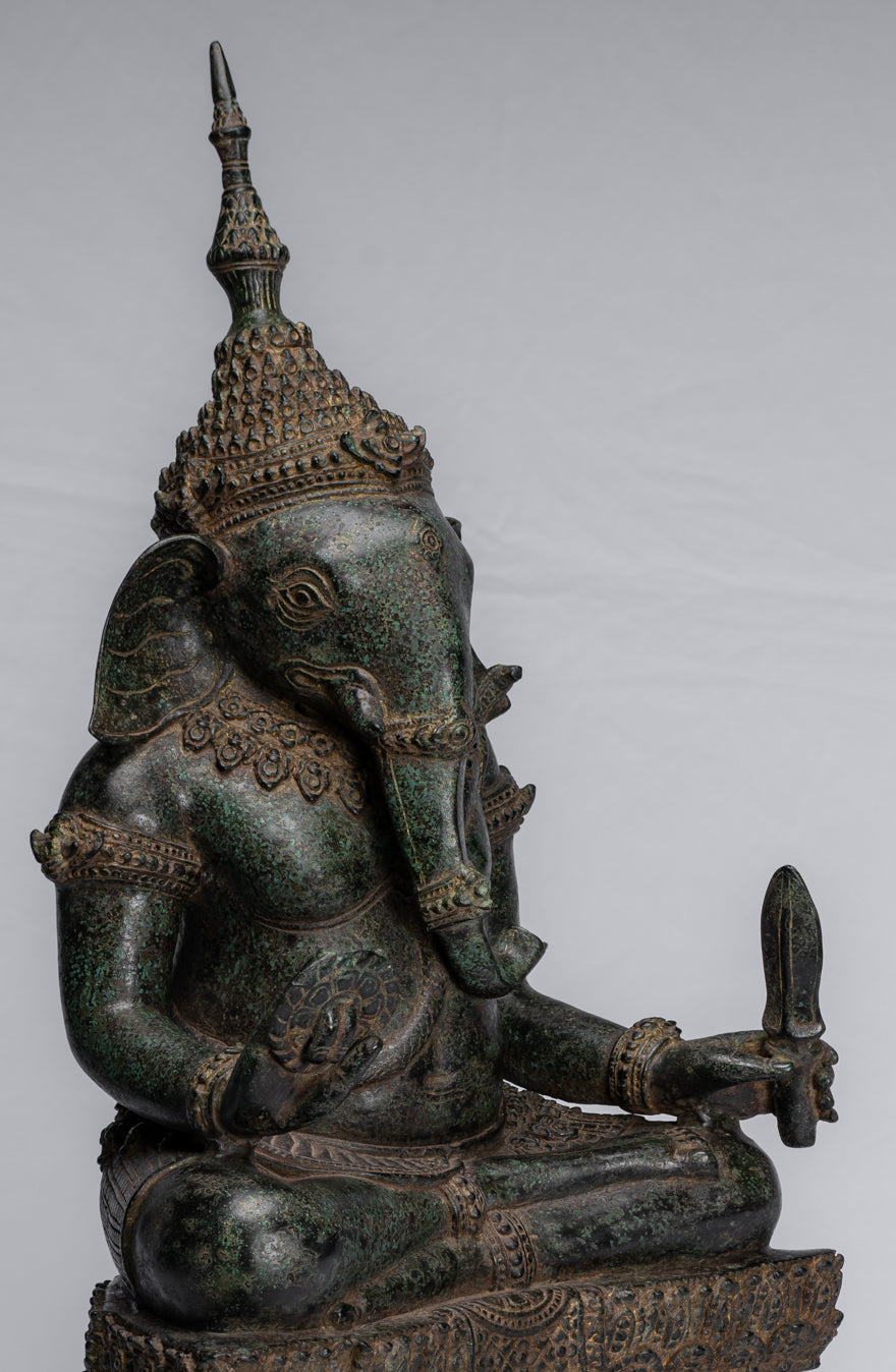 Ganesha-Statue – Sitzende Ganesh-Statue aus Bronze im antiken Khmer-Stil – 57 cm.