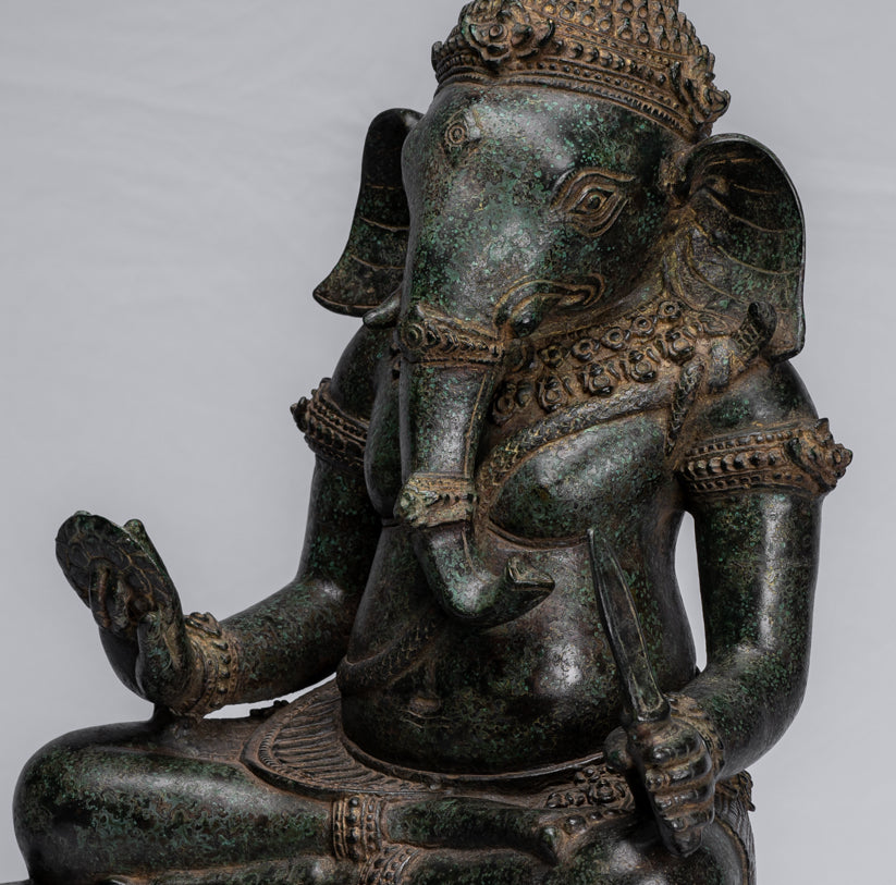 Ganesha-Statue – Sitzende Ganesh-Statue aus Bronze im antiken Khmer-Stil – 57 cm.