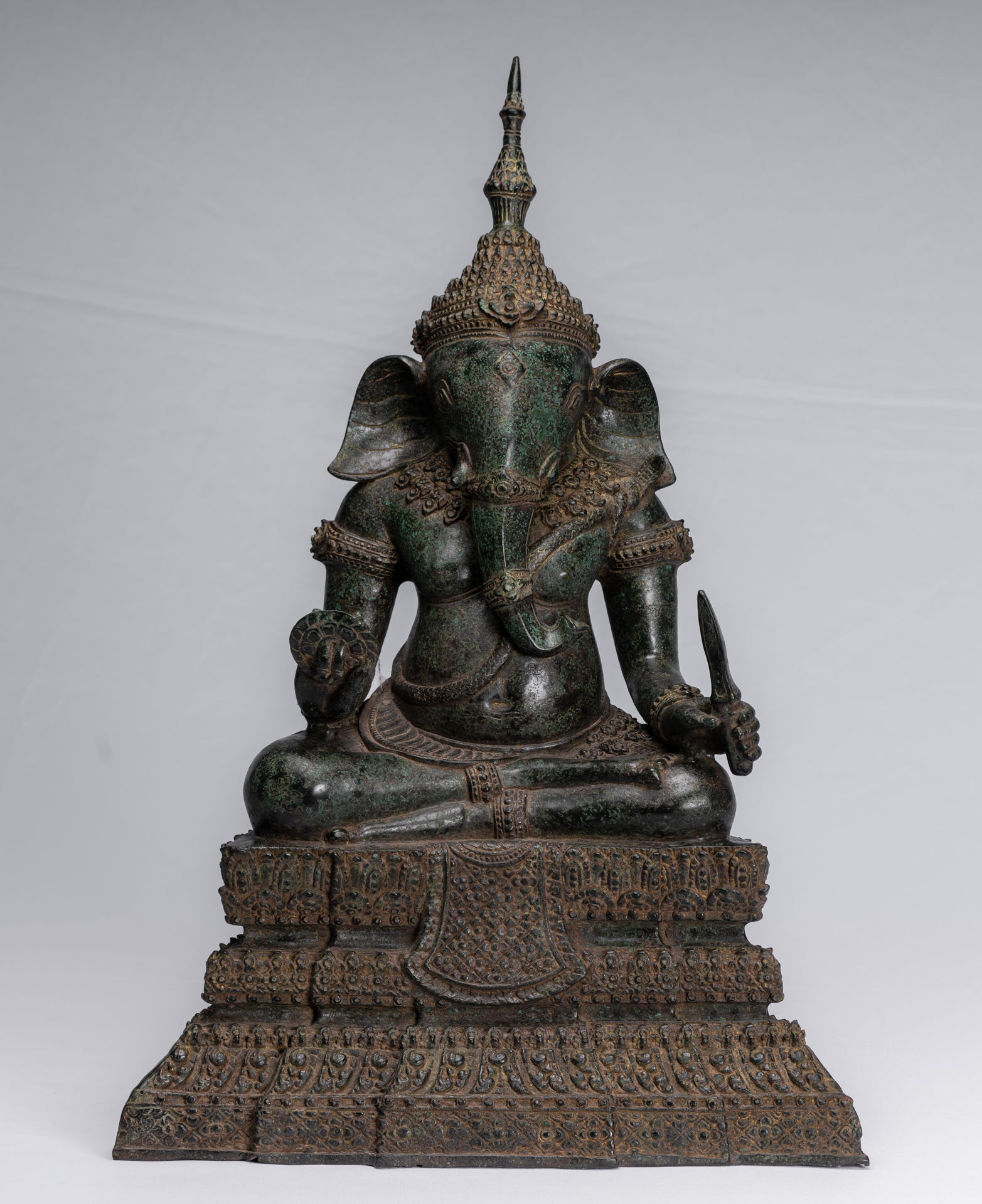 Ganesha-Statue – Sitzende Ganesh-Statue aus Bronze im antiken Khmer-Stil – 57 cm.