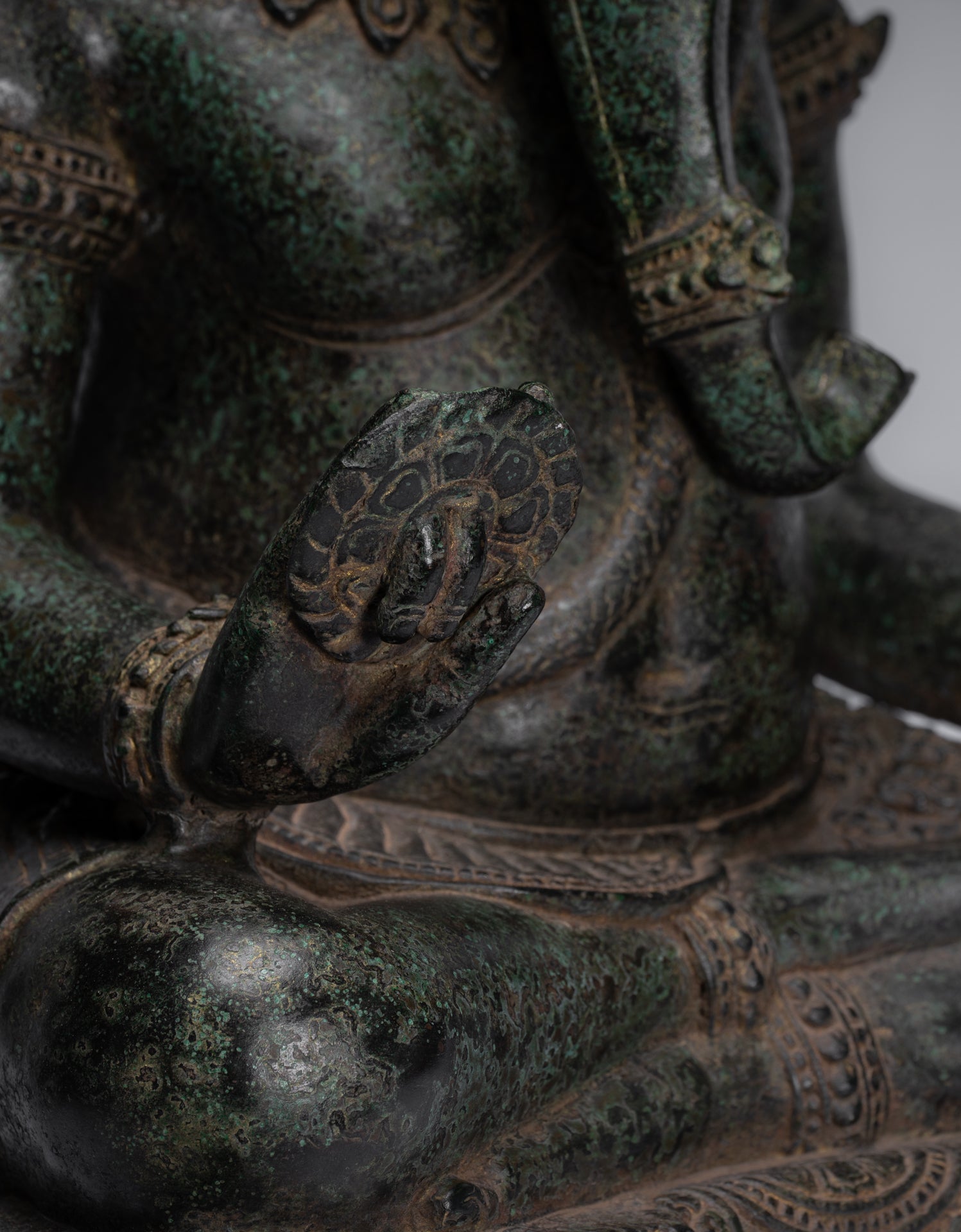 Ganesha-Statue – Sitzende Ganesh-Statue aus Bronze im antiken Khmer-Stil – 57 cm.
