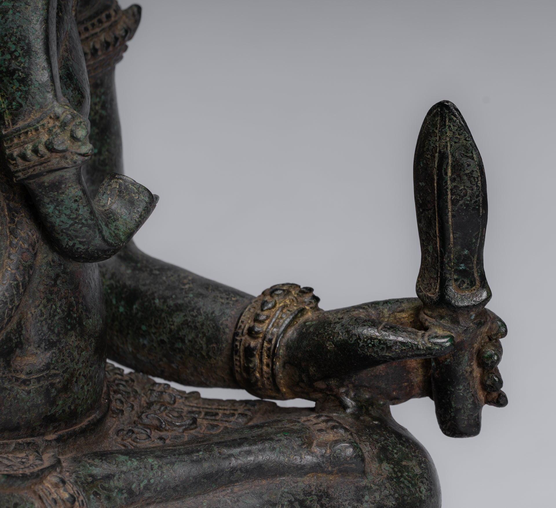 Ganesha-Statue – Sitzende Ganesh-Statue aus Bronze im antiken Khmer-Stil – 57 cm.