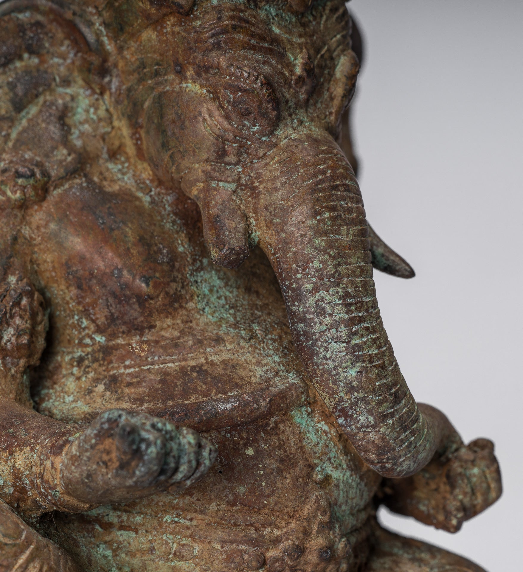Ganesha-Statue – Sitzende indonesische Ganesha-Statue aus Bronze im antiken javanischen Stil – 20 cm.