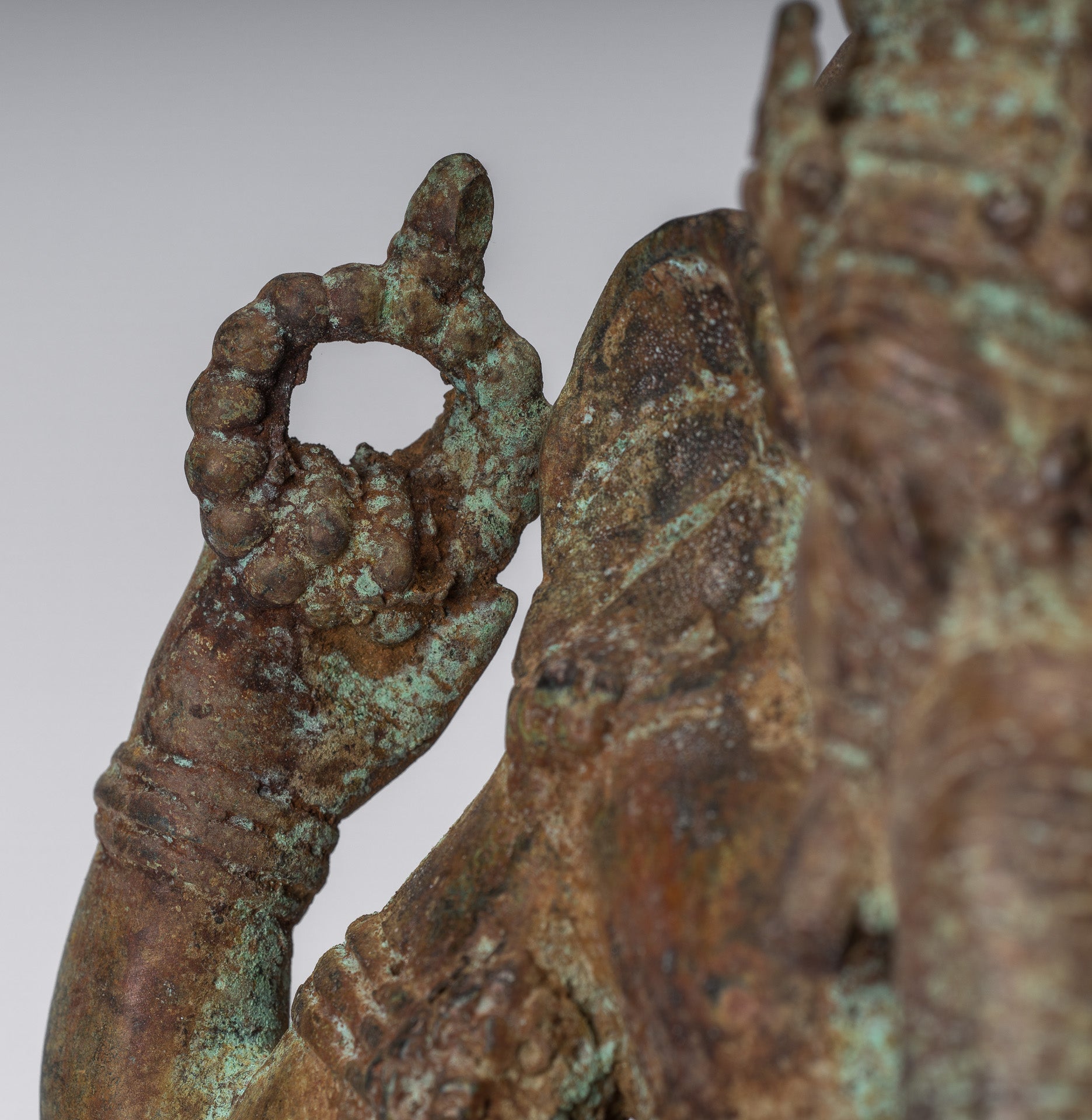 Ganesha-Statue – Sitzende indonesische Ganesha-Statue aus Bronze im antiken javanischen Stil – 20 cm.