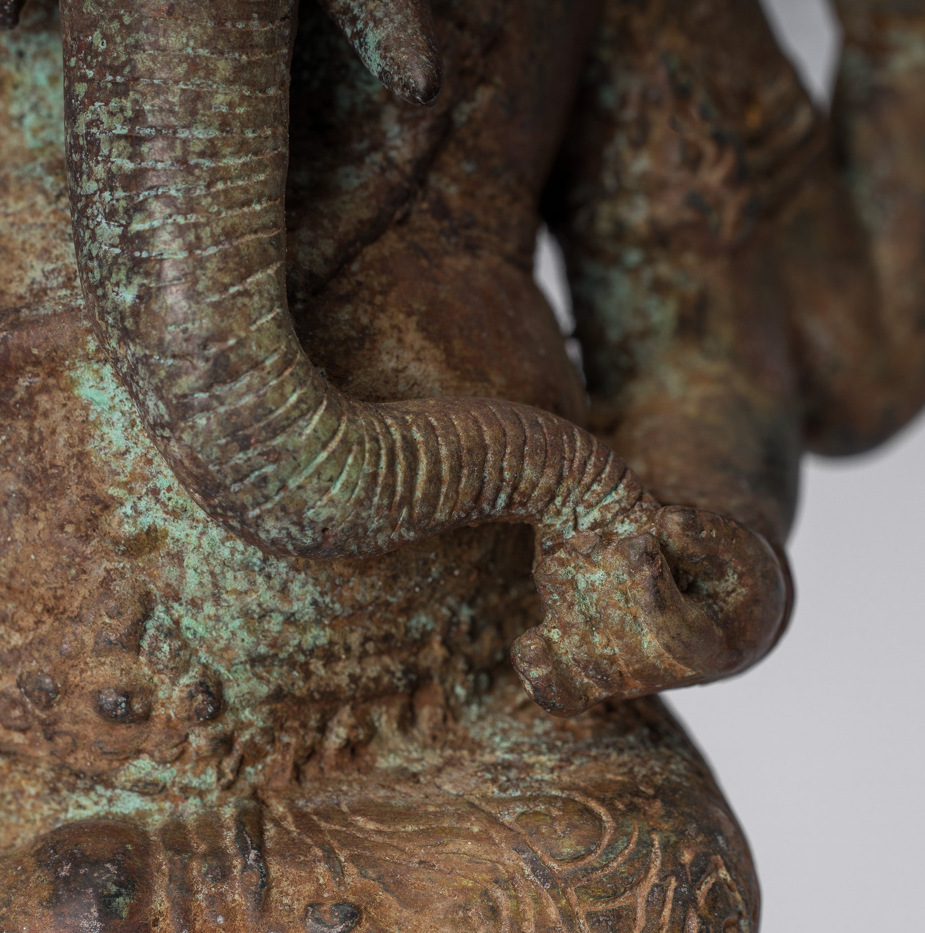 Ganesha-Statue – Sitzende indonesische Ganesha-Statue aus Bronze im antiken javanischen Stil – 20 cm.