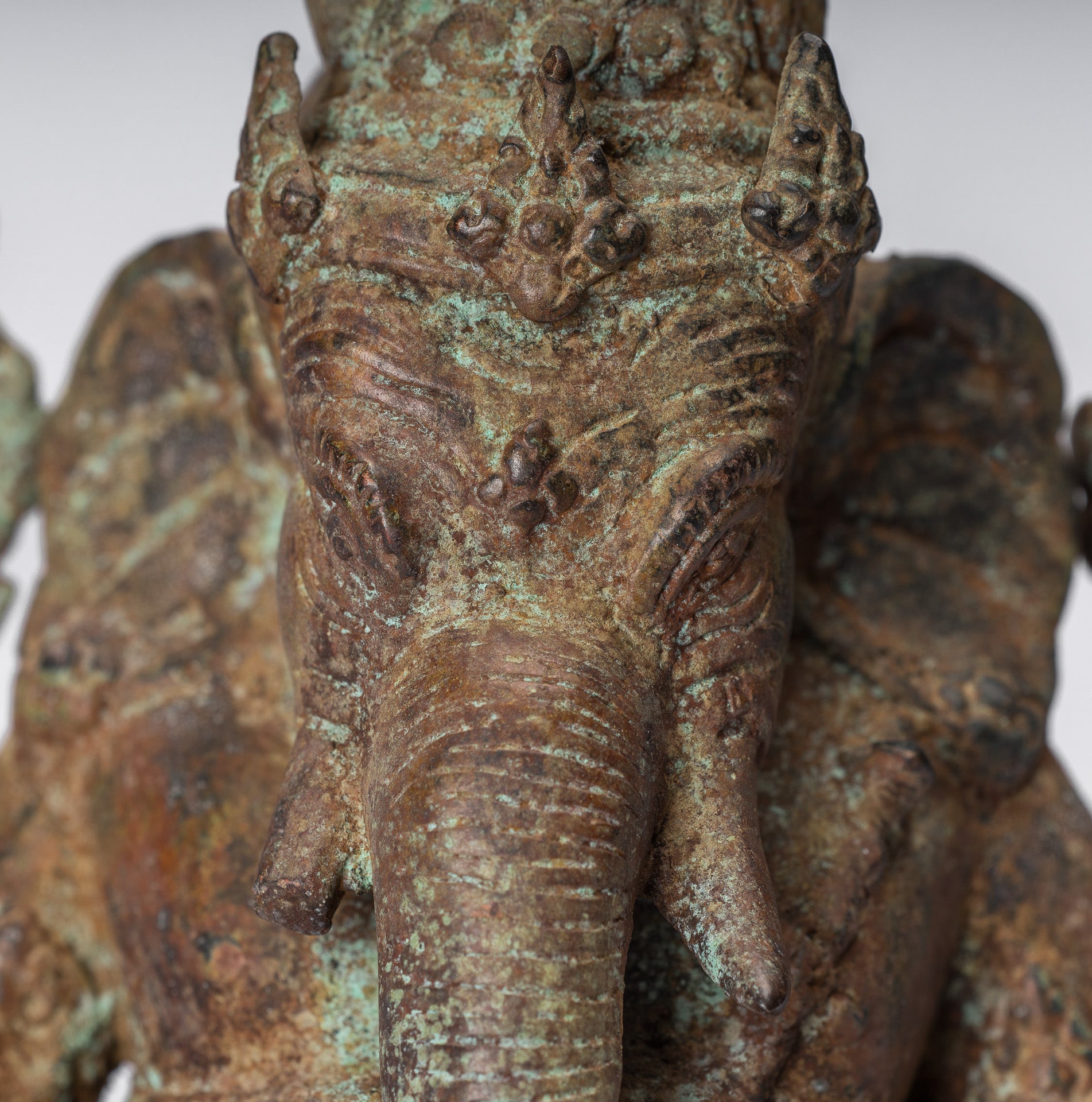 Ganesha-Statue – Sitzende indonesische Ganesha-Statue aus Bronze im antiken javanischen Stil – 20 cm.